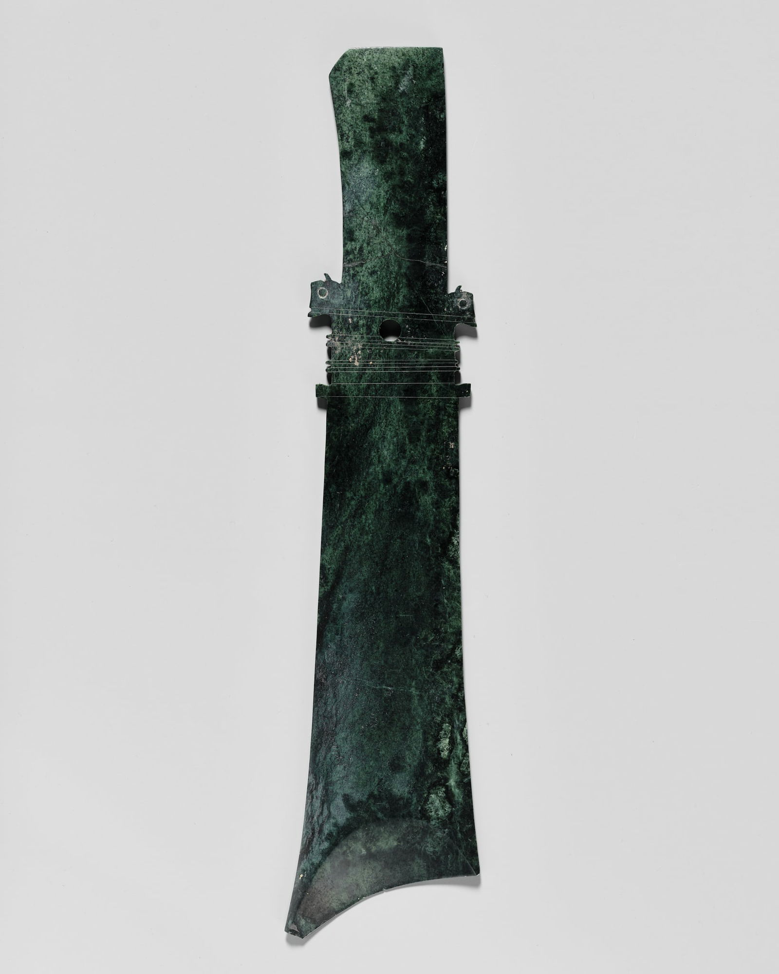 AN IMPORTANT AND VERY LARGE (48 CM) DARK GREEN AND BLACK JADE CEREMONIAL BLADE (YAZHANG), SHIMAO (1 of 13)