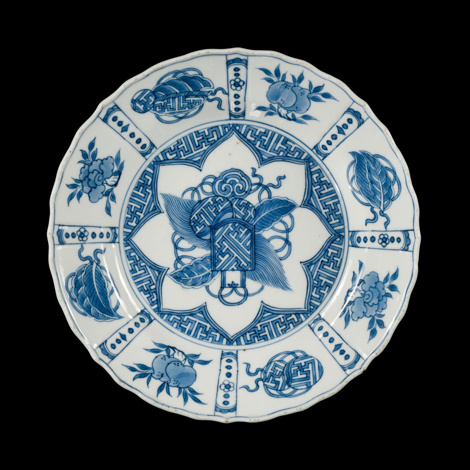 A BLUE AND WHITE 'KRAAK' SCALLOPED PORCELAIN DISH, LATE MING DYNASTY: A BLUE AND WHITE 'KRAAK' SCALLOPED PORCELAIN DISH, LATE MING DYNASTY China, first half of the 17th century. Well potted with rounded sides rising from a tapered foot to a wide, everted, and s