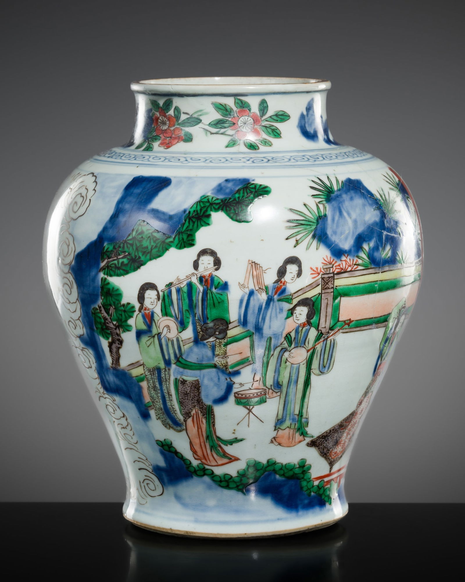 A LARGE WUCAI PORCELAIN 'LADIES ON COURT' BALUSTER JAR, QING DYNASTY, KANGXI PERIOD: A LARGE WUCAI PORCELAIN 'LADIES ON COURT' BALUSTER JAR, QING DYNASTY, KANGXI PERIOD China, 1662-1722. Sturdily potted, the baluster-shaped body resting on a gently splayed foot and rising to high, ro
