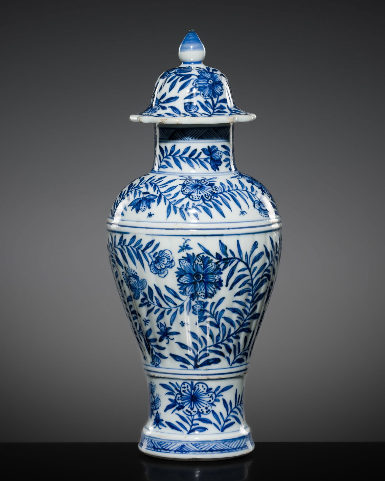 A SMALL BLUE AND WHITE PORCELAIN 'FLORAL' BALUSTER VASE AND COVER, QING DYNASTY, KANGXI PERIOD (1 of 10)