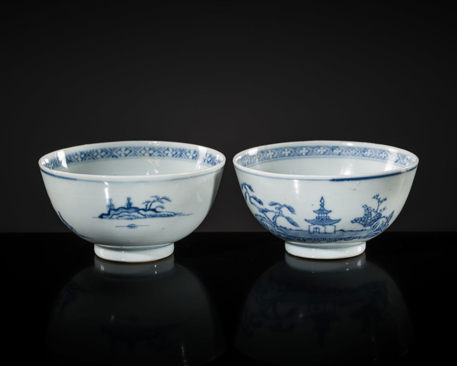 A PAIR OF BLUE AND WHITE BOWLS, QIANLONG PERIOD, FROM THE NANKING CARGO (1 of 11)