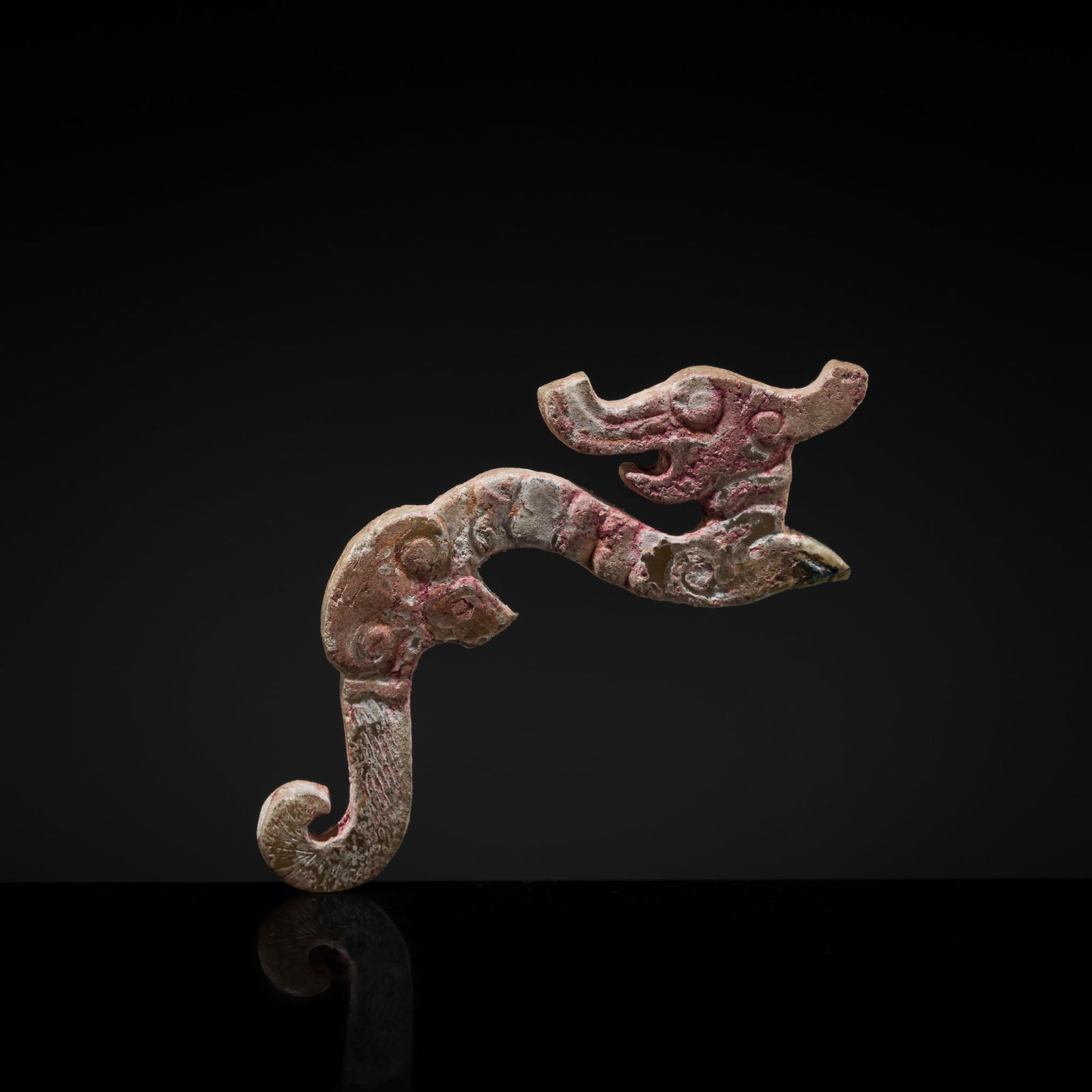 A SMALL JADE 'DRAGON' PENDANT, EASTERN ZHOU DYNASTY (1 of 11)