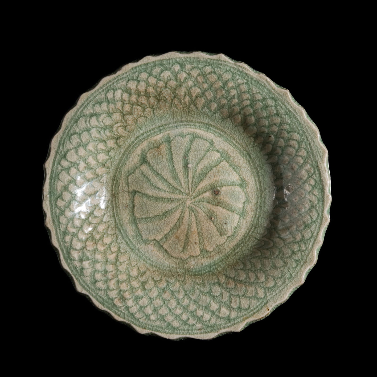 A CELADON-GLAZED BARBED STONEWARE DISH, SAWANKHALOK (1 of 12)