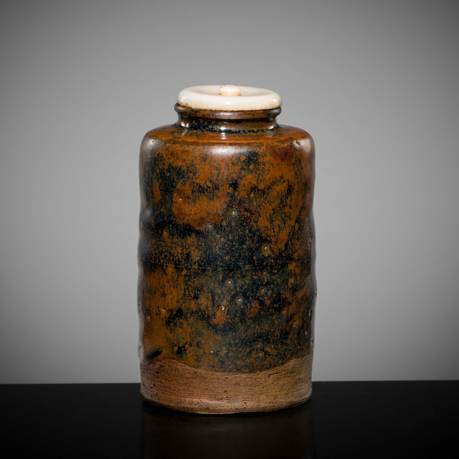 A KATATSUKI-TYPE BLACK-GLAZED SETO WARE TEA CADDY (CHAIRE), EDO PERIOD (1 of 11)