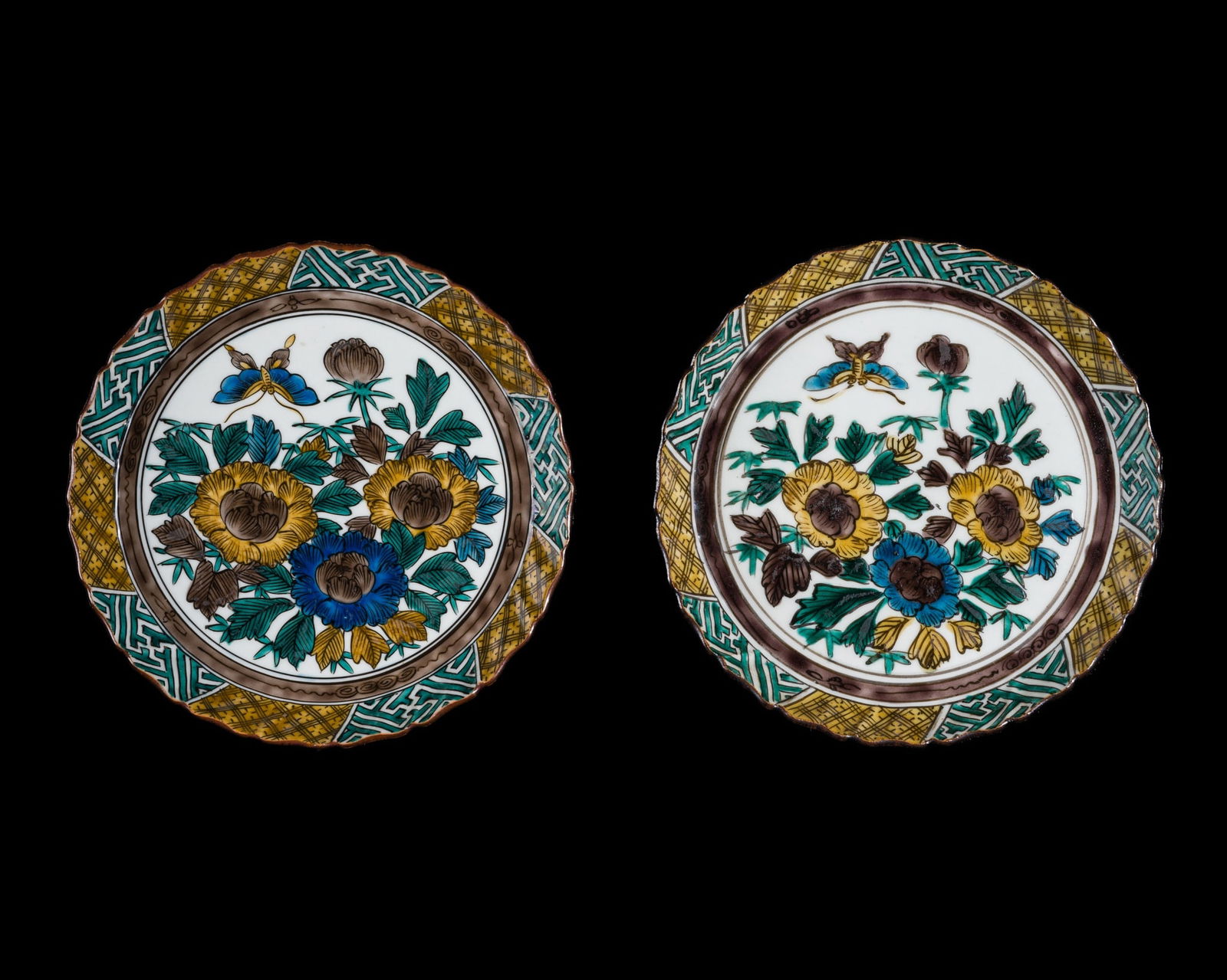A PAIR OF KO-KUTANI 'CHRYSANTHEMUM' DISHES, EDO PERIOD: A PAIR OF KO-KUTANI 'CHRYSANTHEMUM' DISHES, EDO PERIOD Japan, late 17th century to early 18th century. Finely potted with rounded sides rising from a short ring foot to a wide, scalloped rim,