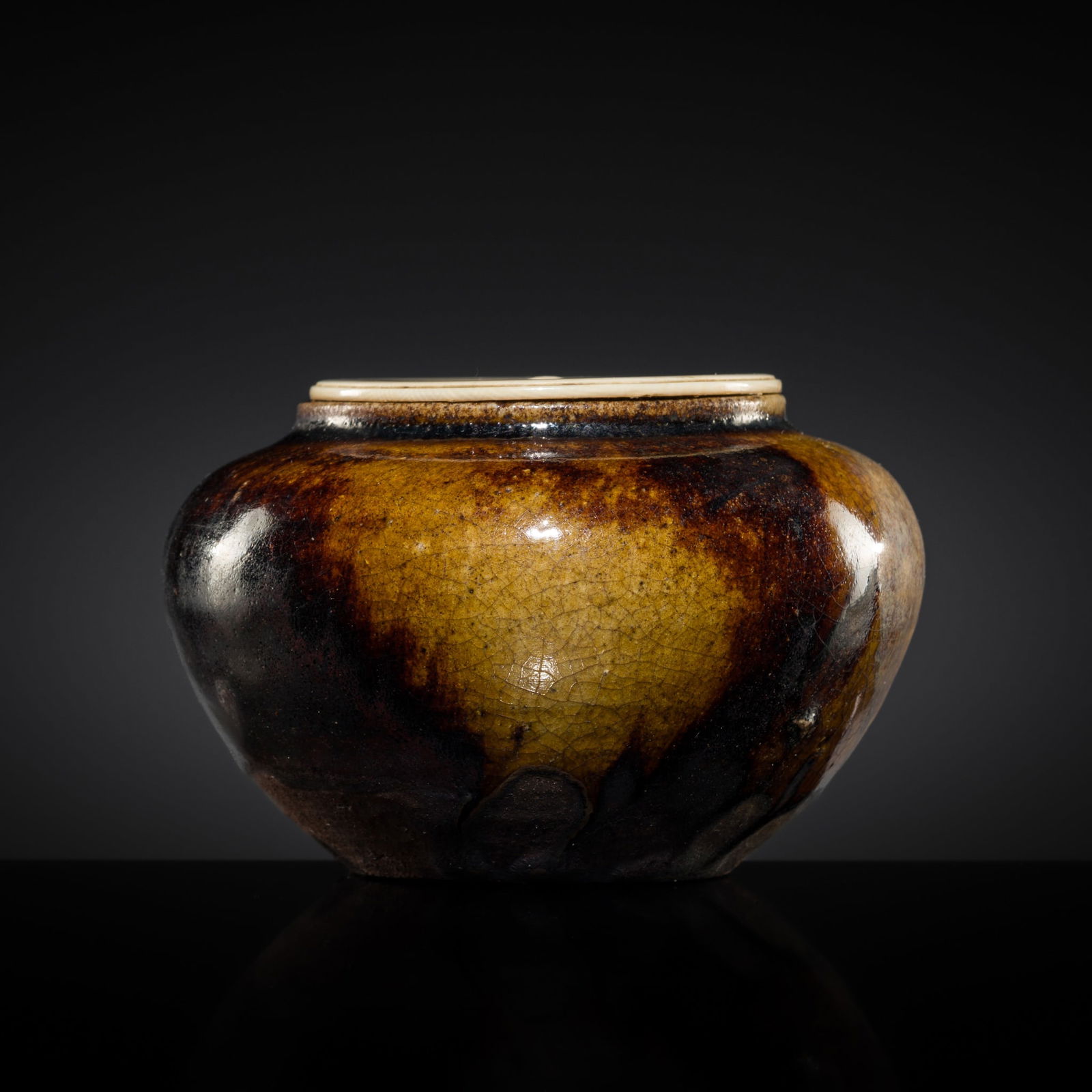 A RARE YELLOW- AND GREEN-SPLASHED SETO WARE TEA CADDY (CHAIRE), EDO PERIOD (1 of 13)