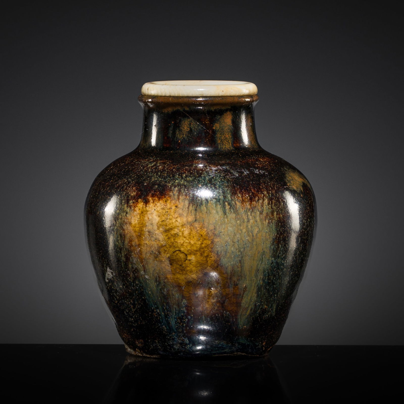 A RARE YELLOW- AND GREEN-SPLASHED SETO WARE TEA CADDY (CHAIRE), EDO PERIOD: A RARE YELLOW- AND GREEN-SPLASHED SETO WARE TEA CADDY (CHAIRE), EDO PERIOD Japan, c. 17th-18th century. Finely potted, the globular body, rising from a flat base, with high, rounded shoulders surmoun