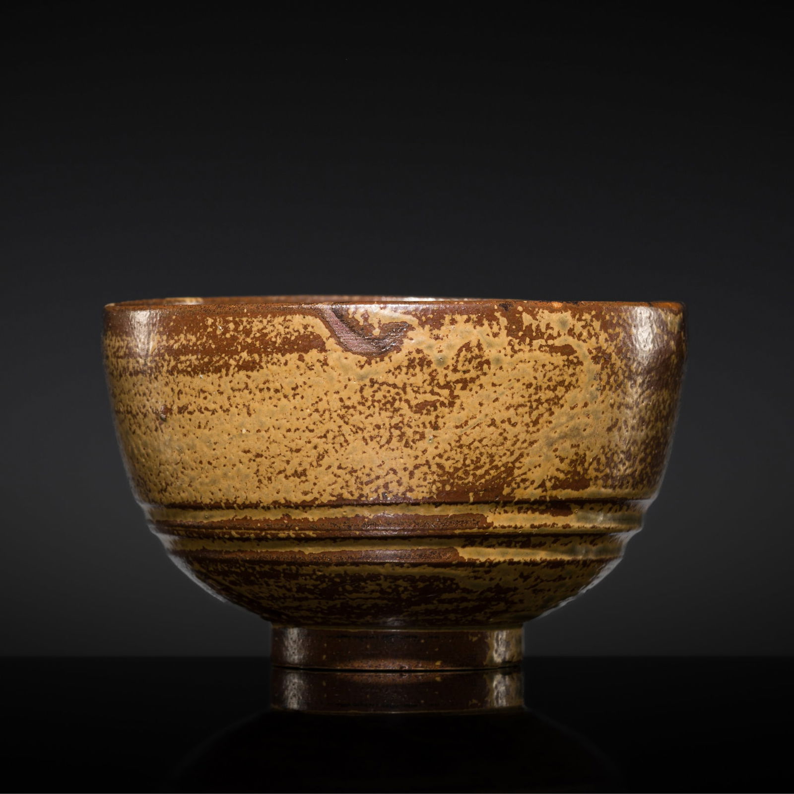 AN OCHRE- AND BROWN-GLAZED IRABO-STYLE TEA BOWL (CHAWAN), EDO PERIOD (1 of 10)