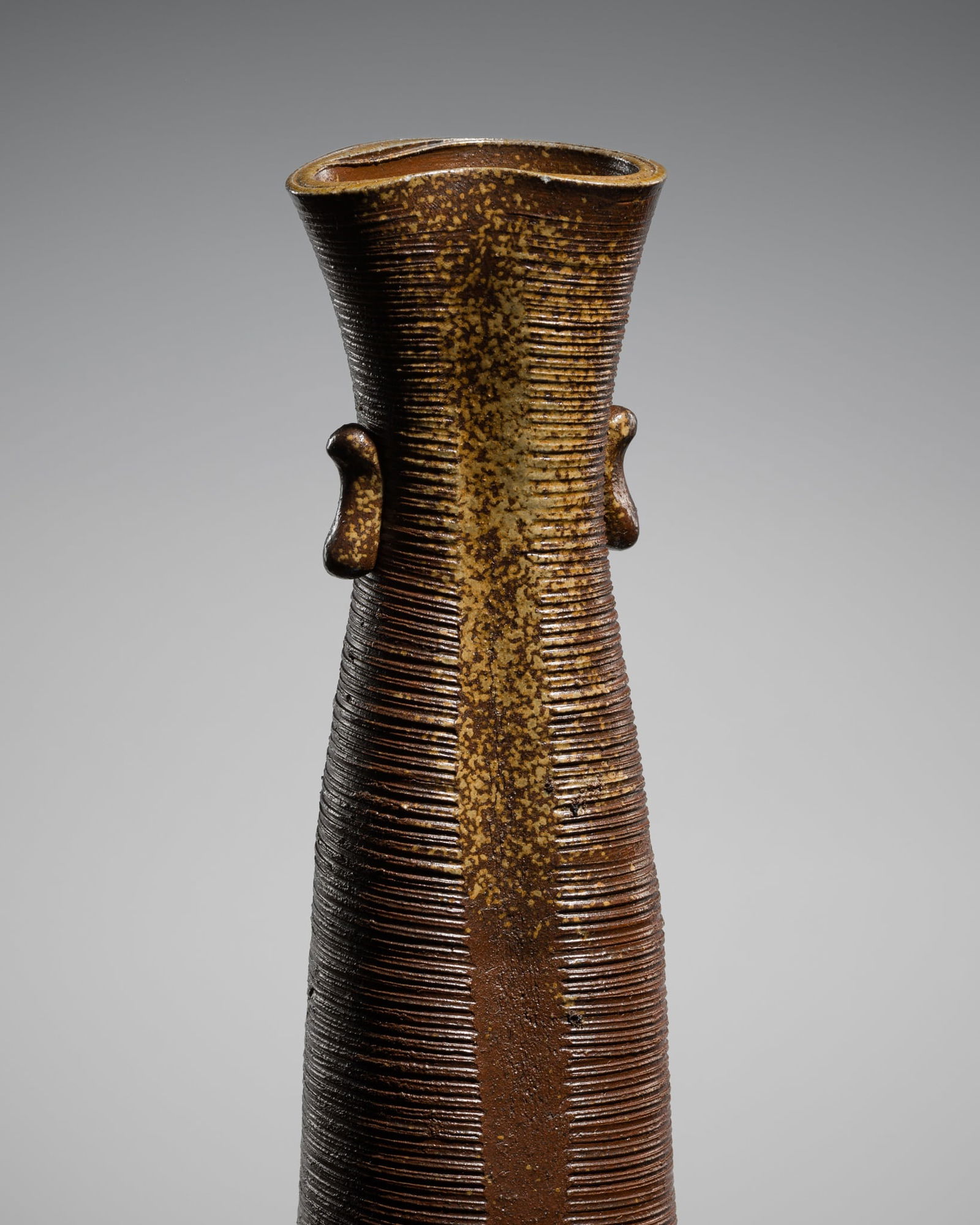 A LARGE BIZEN WARE BROWN-GLAZED FLOWER VASE (HANAIRE), MEIJI PERIOD (1 of 14)