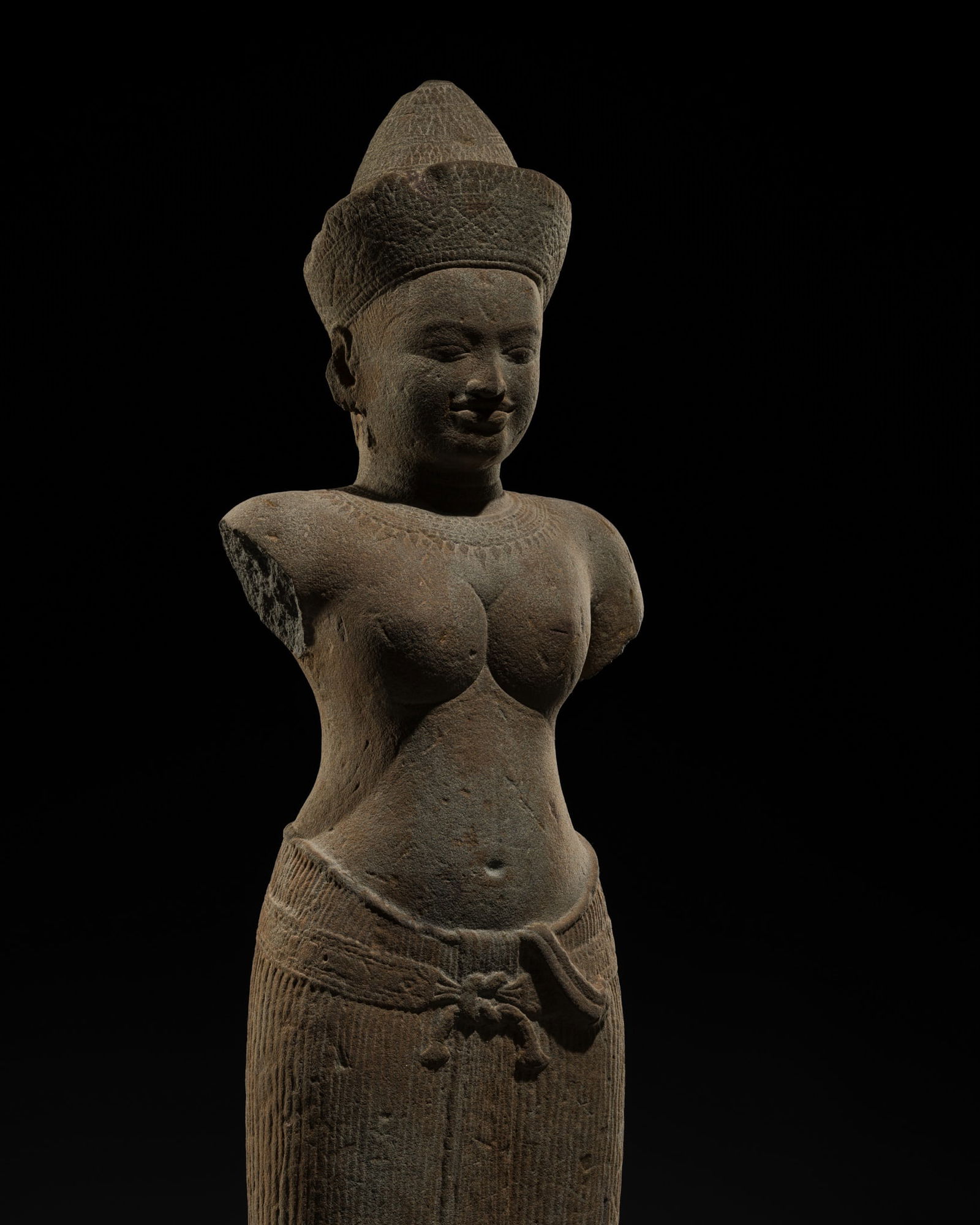 A MAGNIFICENT SANDSTONE FIGURE OF A GODDESS, BAPHUON STYLE, SECOND HALF OF THE 11TH CENTURY (1 of 14)