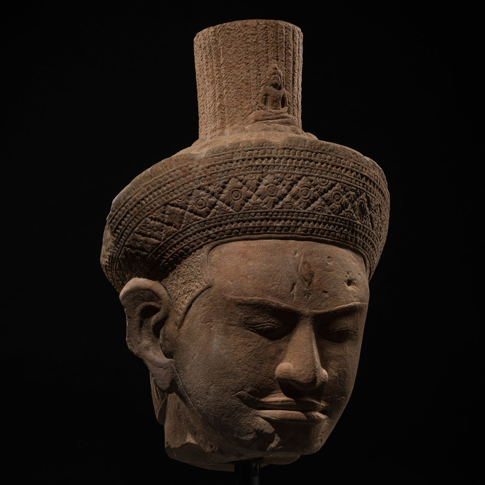 A LARGE AND POWERFUL SANDSTONE HEAD OF AVALOKITESHVARA, BAKHENG PERIOD, 10TH CENTURY (1 of 20)