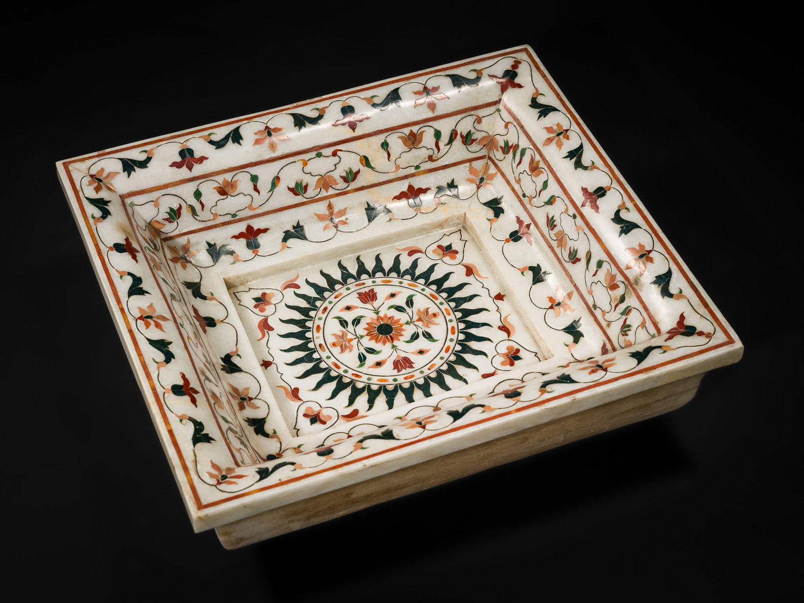 A MUGHAL PIETRA DURA INLAID WHITE ALABASTER BASIN, NORTH INDIA, 19TH TO EARLY 20TH CENTURY (1 of 12)