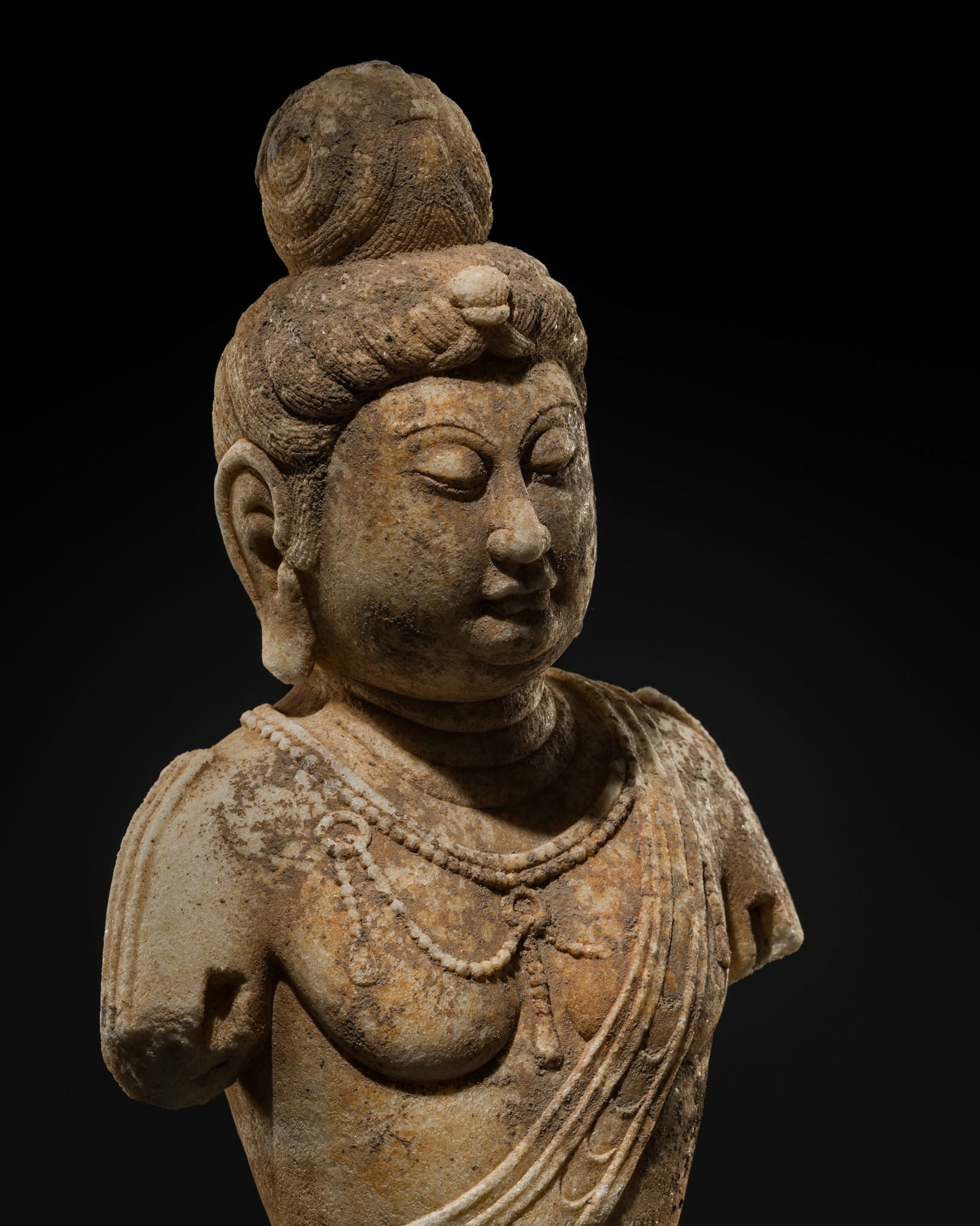 A FINE MARBLE BUST OF GUANYIN, TANG DYNASTY (1 of 16)