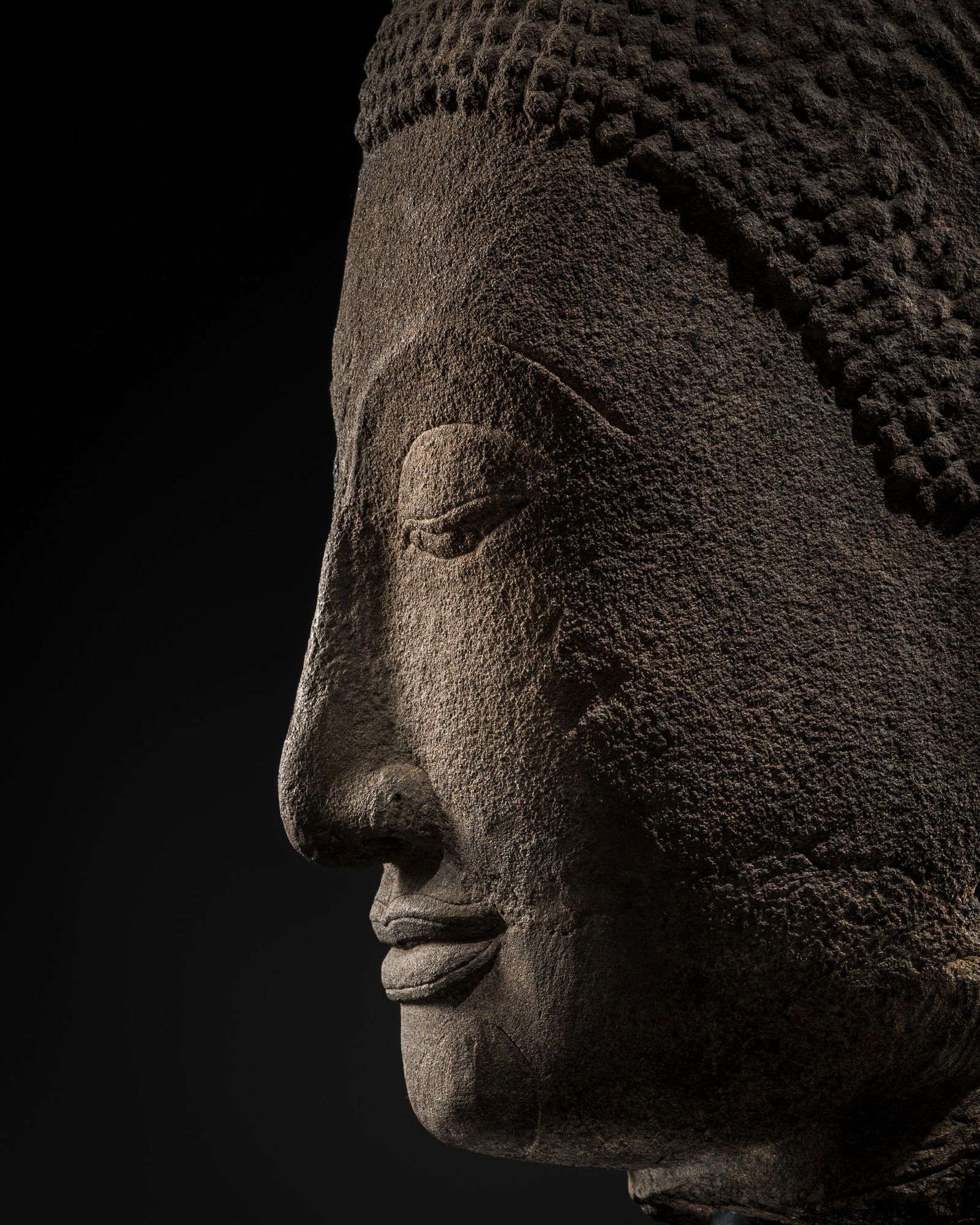 A SANDSTONE HEAD OF BUDDHA, EARLY AYUTTHAYA KINGDOM: A SANDSTONE HEAD OF BUDDHA, EARLY AYUTTHAYA KINGDOM This lot is from a single owner collection and is therefore offered without reserve Thailand, circa second half of 14th to 15th century. The