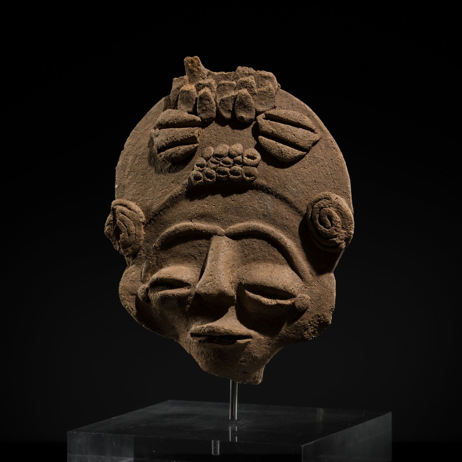 AN ASHANTI TERRACOTTA MEMORIAL HEAD, AKAN PEOPLE, 18TH CENTURY: AN ASHANTI TERRACOTTA MEMORIAL HEAD, AKAN PEOPLE, 18TH CENTURY This lot is from a single owner collection and is therefore offered without reserve Exhibited: Kunsthalle Krems, Afrika-Kop