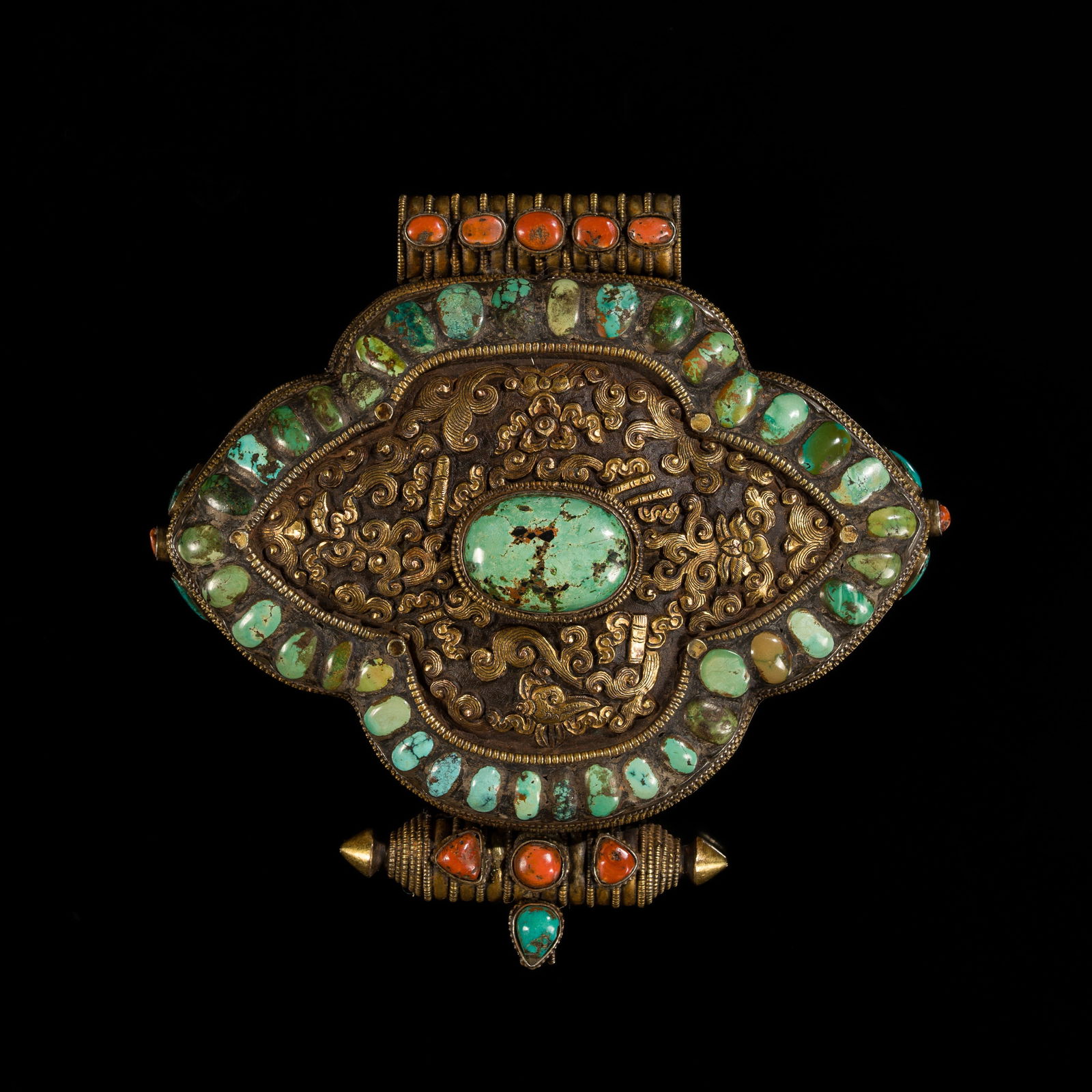 A LARGE AND HEAVY SILVER AND GILT COPPER INLAID AMULET BOX DEPICTING AMOGAPASHA, GAU, 18TH CENTURY (1 of 18)