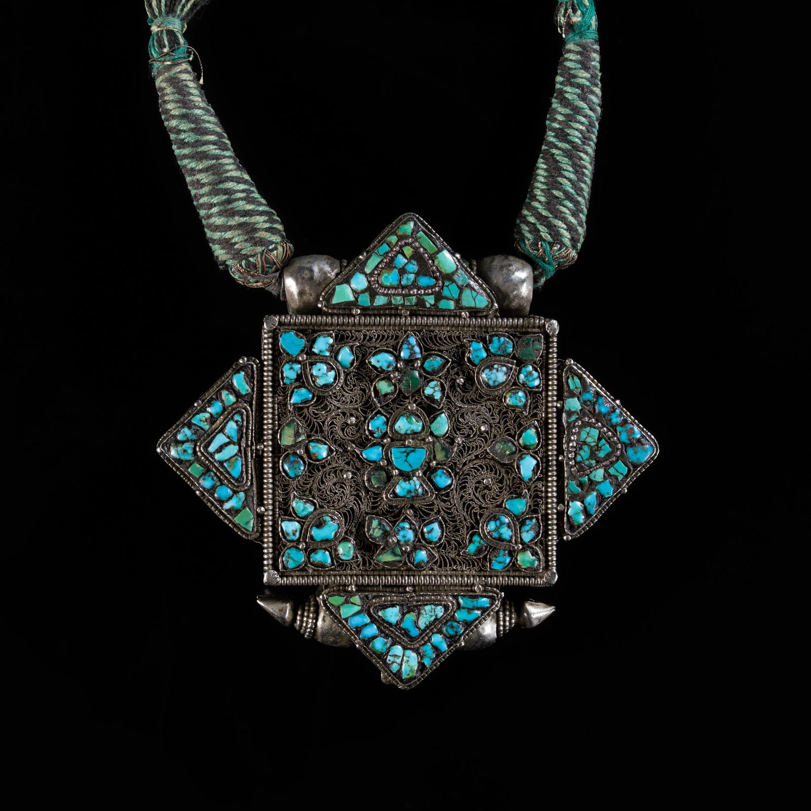 A TURQUOISE INLAID SILVER NECKLACE WITH AN AMULET BOX, GAU, 19TH- EARLY 20TH CENTURY (1 of 15)