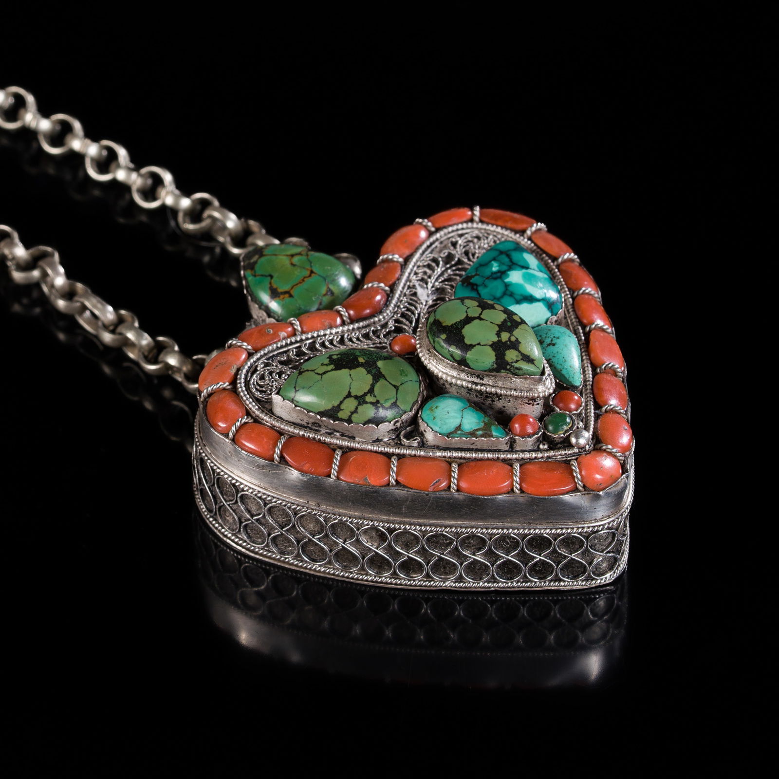 AN UNUSUAL TURQUOISE AND CORAL INLAID SILVER NECKLACE WITH A HEART-SHAPED AMULET BOX, GAU, 19TH TO: AN UNUSUAL TURQUOISE AND CORAL INLAID SILVER NECKLACE WITH A HEART-SHAPED AMULET BOX, GAU, 19TH TO EARLY 20TH CENTURY This lot is from a single owner collection and is therefore offered without reserv