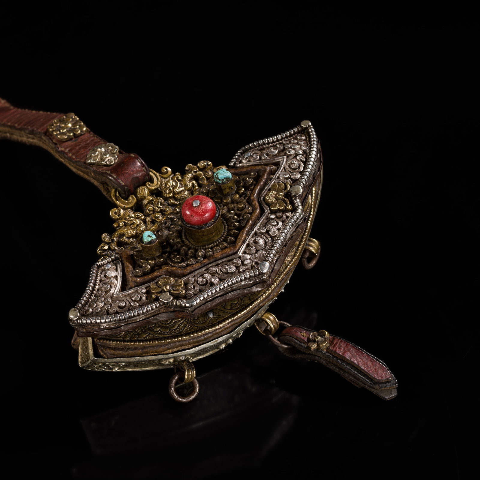 A LARGE INLAID BRONZE AND SILVER 'MAKARA' TINDER POUCH, CHUCKMUCK, 19TH CENTURY (1 of 16)