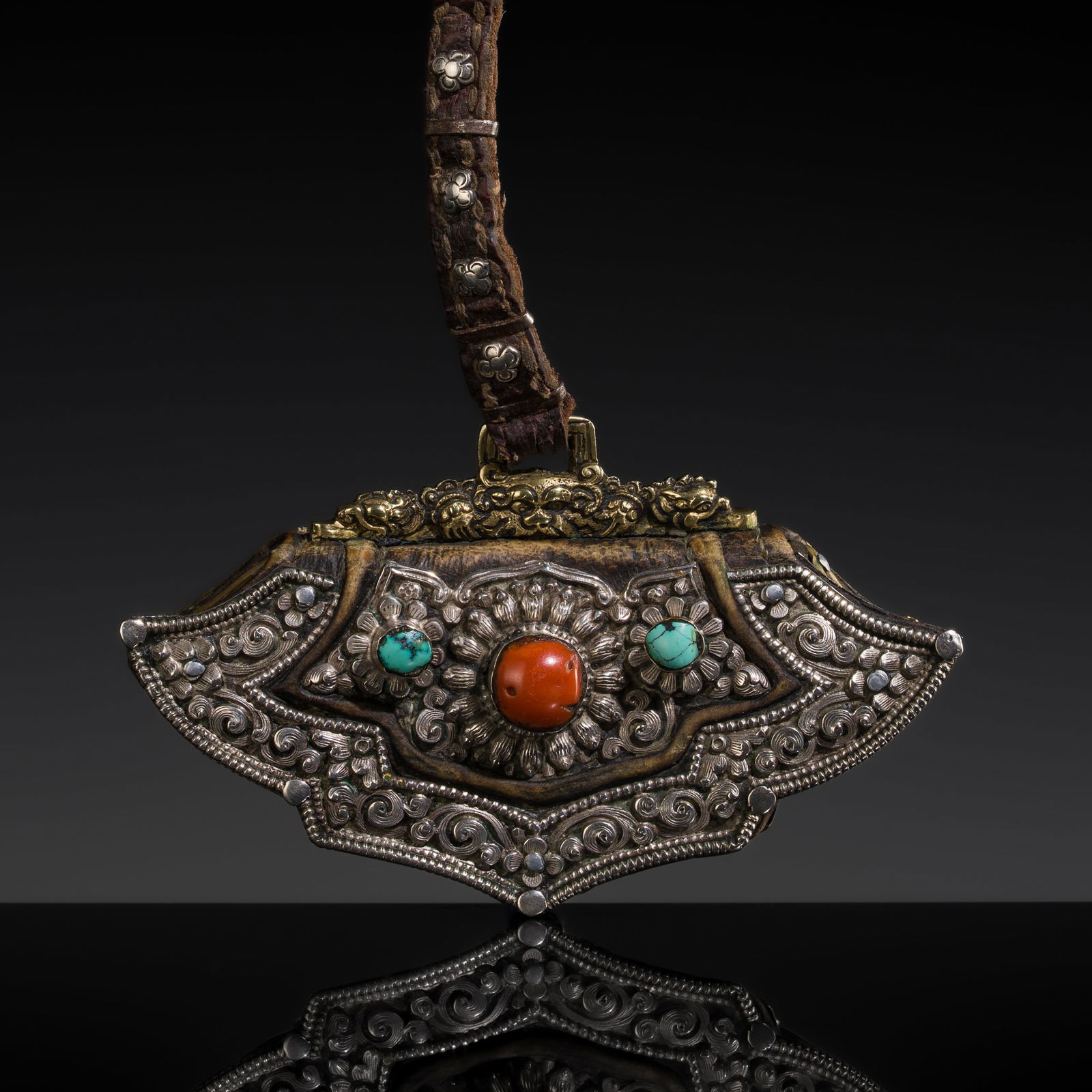 AN INLAID BRONZE AND SILVER 'FLOWER AND LION' TINDER POUCH, CHUCKMUCK, 19TH CENTURY (1 of 16)