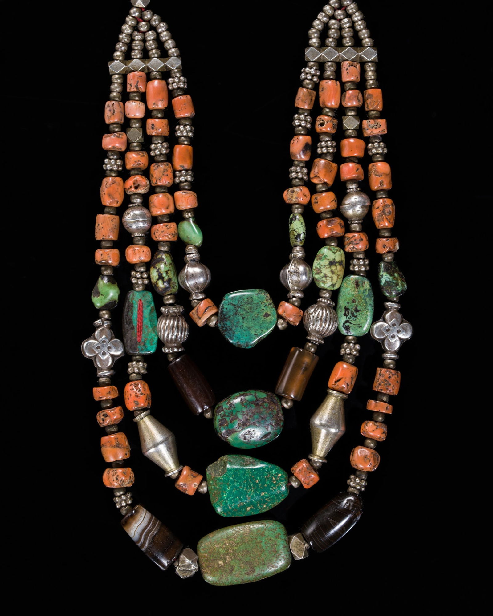 A RARE TURQUOISE, CORAL AND AGATE SILVER FOUR-STRAND NECKLACE, LATE 19TH CENTURY (1 of 10)