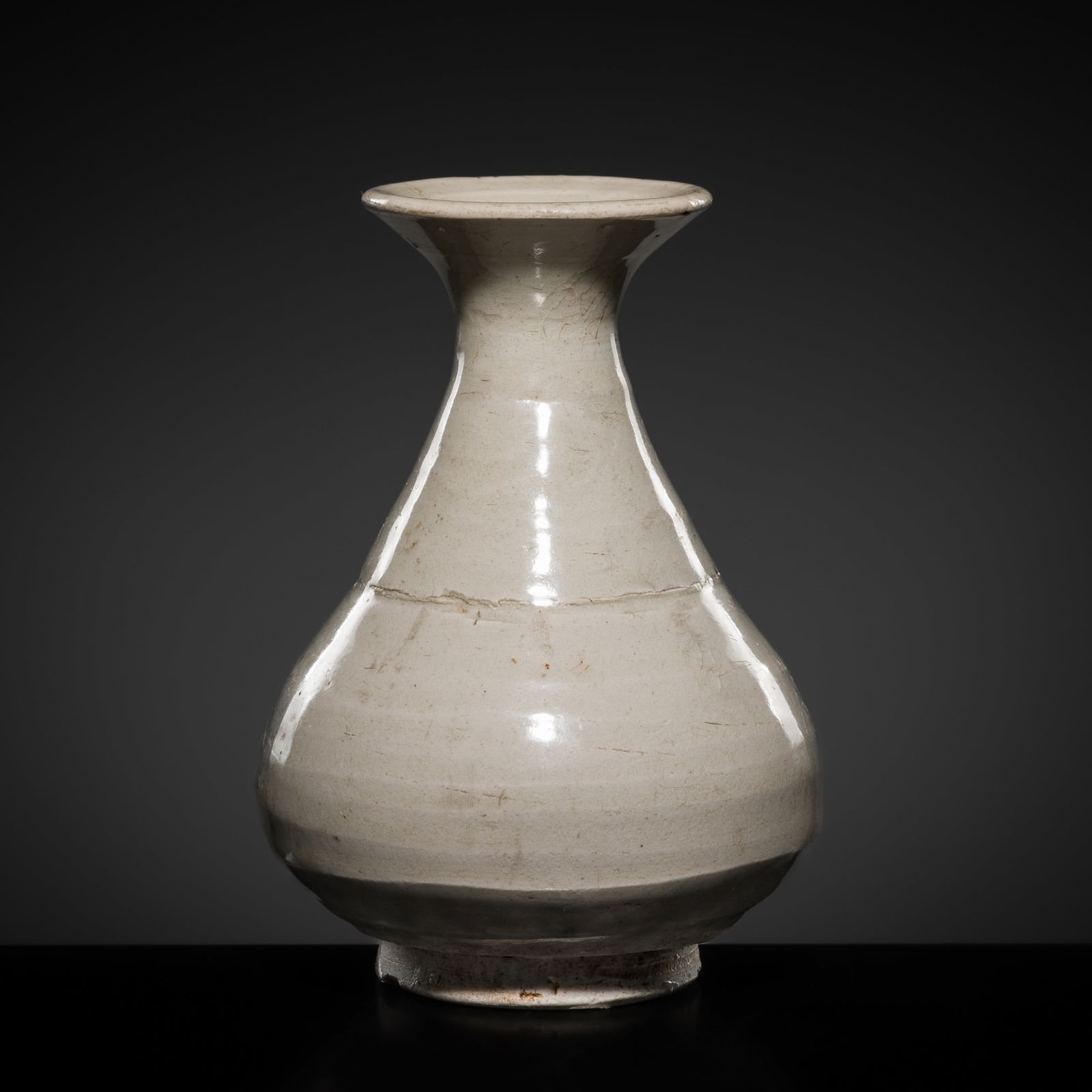 A WHITE GLAZED CERAMIC VASE, MING DYNASTY (1 of 10)