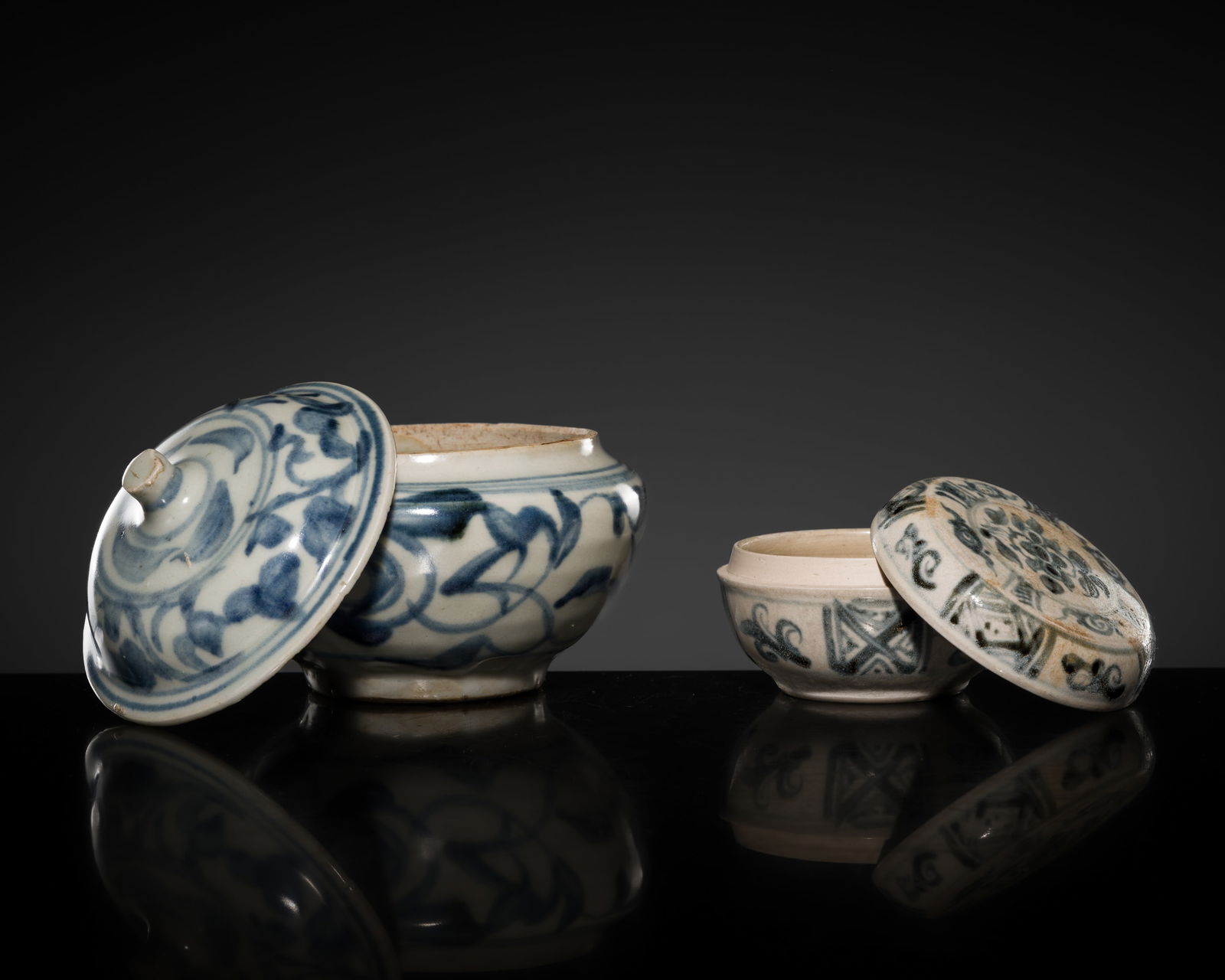 A SWATOW PORCELAIN BOX AND COVER AND A VIETNAMESE BOX AND COVER, MING AND LÊ DYNASTY (1 of 20)