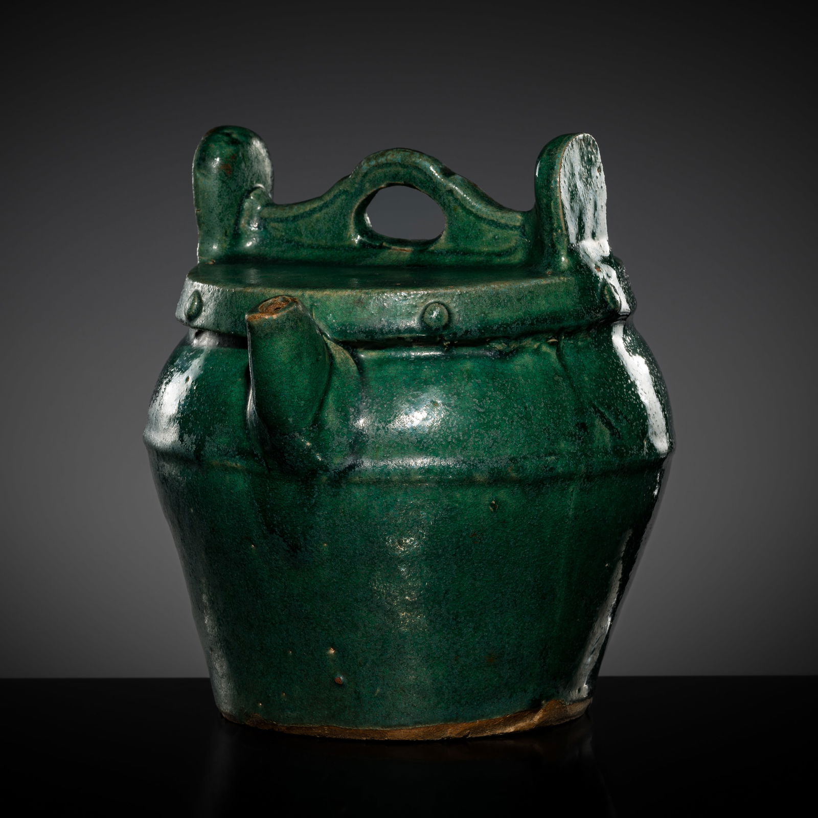 AN EMERALD GREEN GLAZED SHIWAN WARE TEAPOT IN THE FORM OF A WATER BUCKET, EARLY QING DYNASTY (1 of 13)