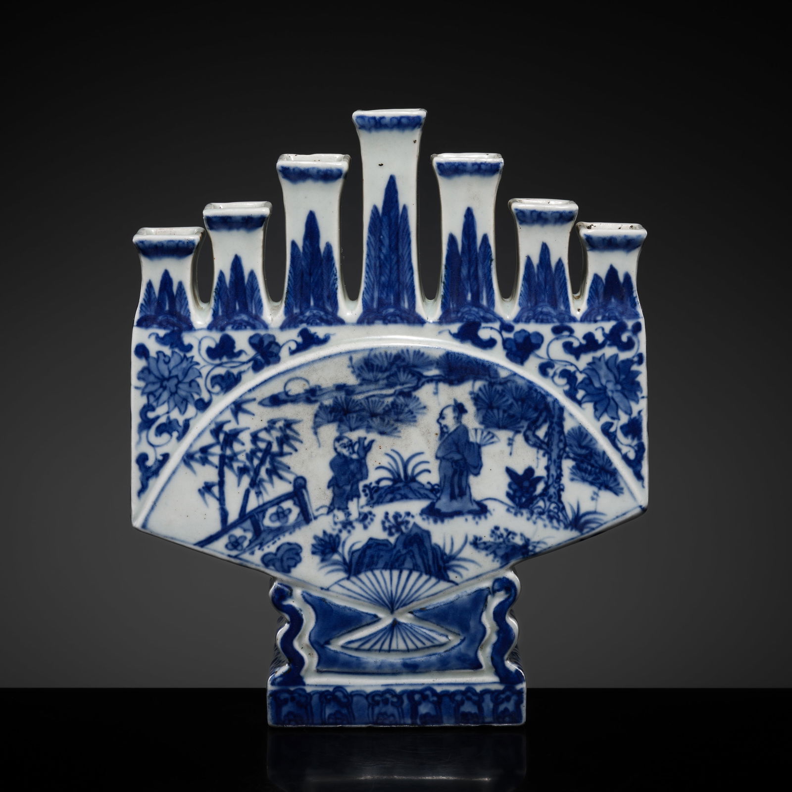 A BLUE AND WHITE PORCELAIN TULIP VASE, QING DYNASTY: A BLUE AND WHITE PORCELAIN TULIP VASE, QING DYNASTY This lot is from a single owner collection and is therefore offered without reserve China, 1644-1912. The fan-shaped body rising from a rectangul