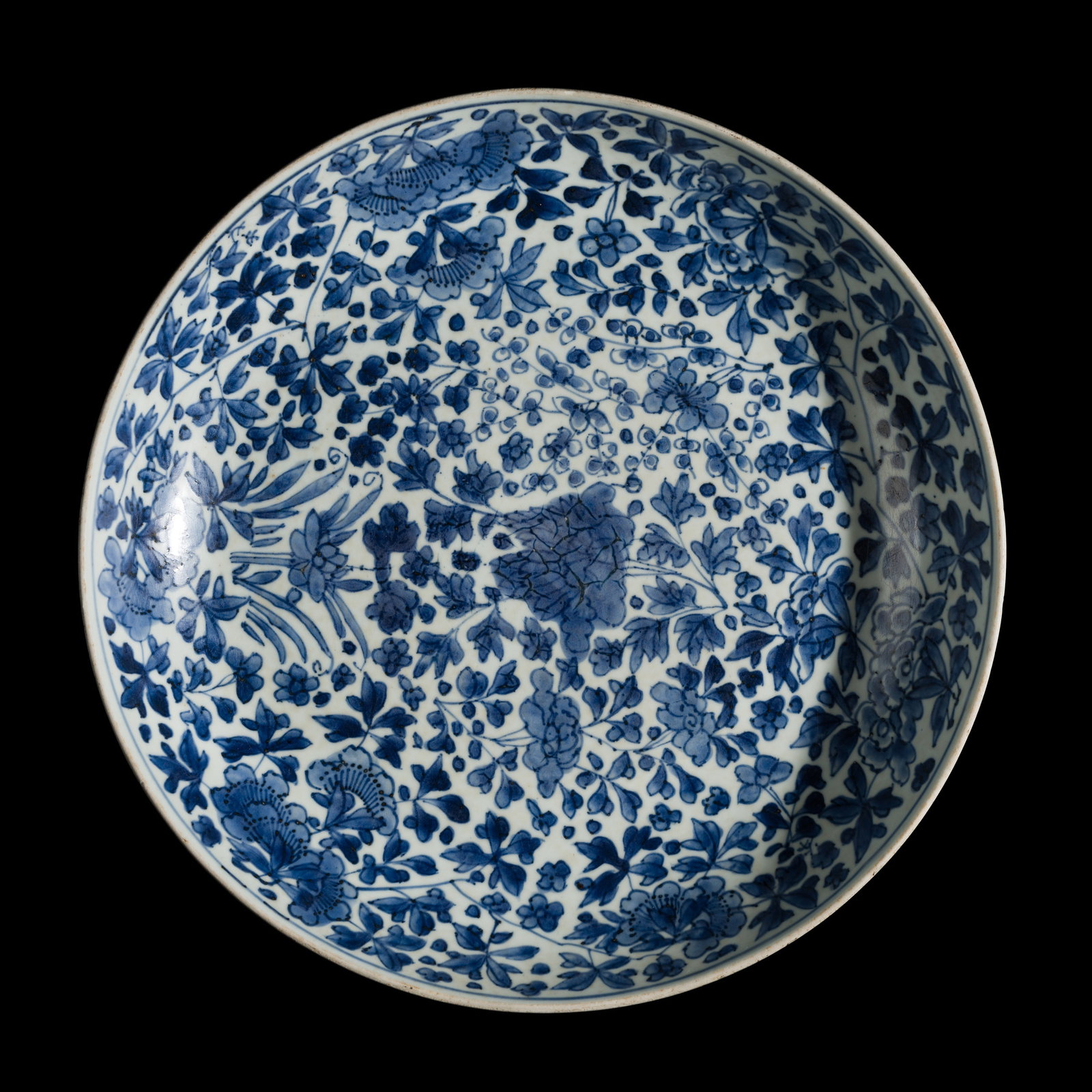 A LARGE BLUE AND WHITE 'FLOWER' DISH, EARLY QING DYNASTY (1 of 11)