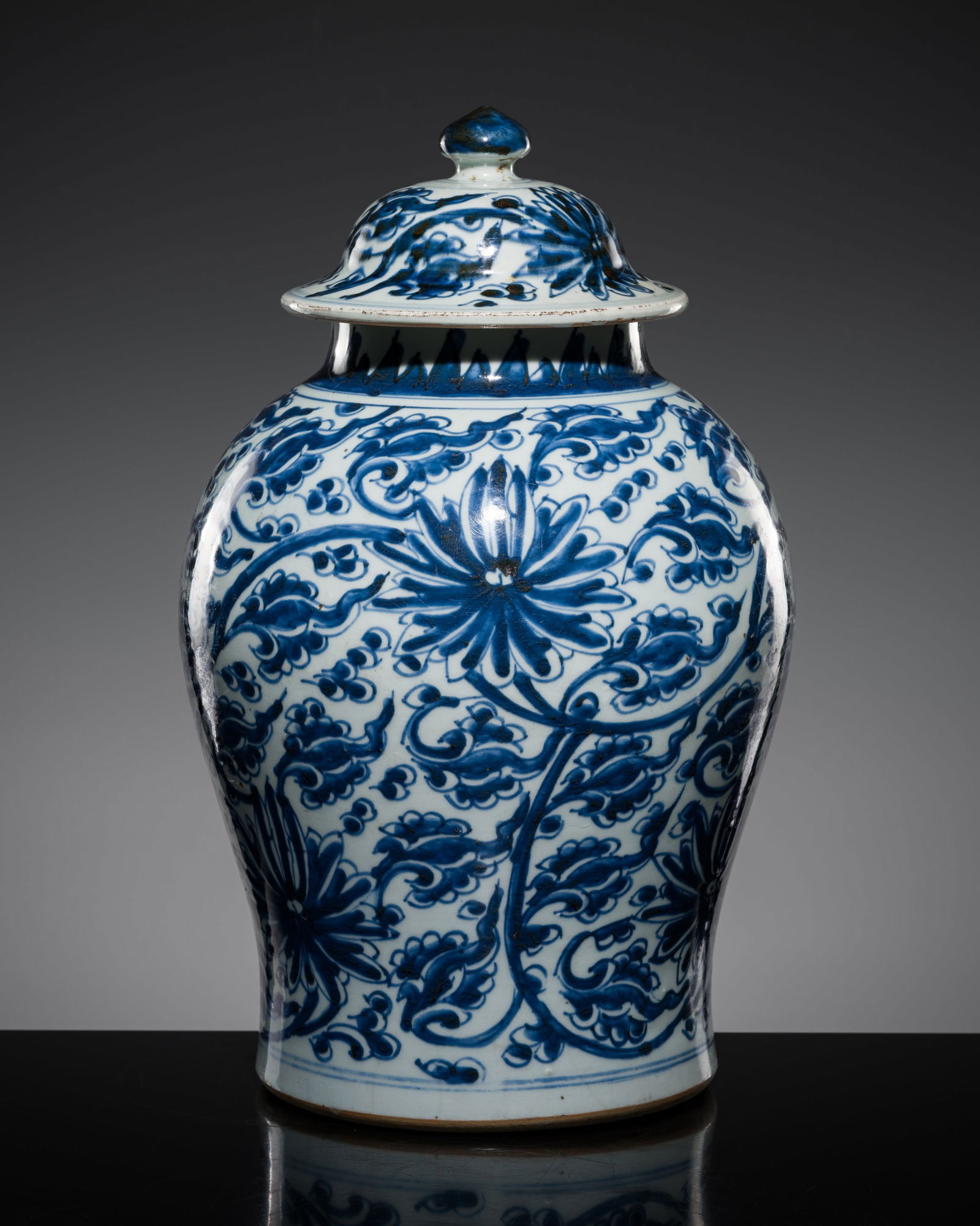 A BLUE AND WHITE PORCELAIN 'LOTUS' JAR AND COVER, QING DYNASTY (1 of 10)