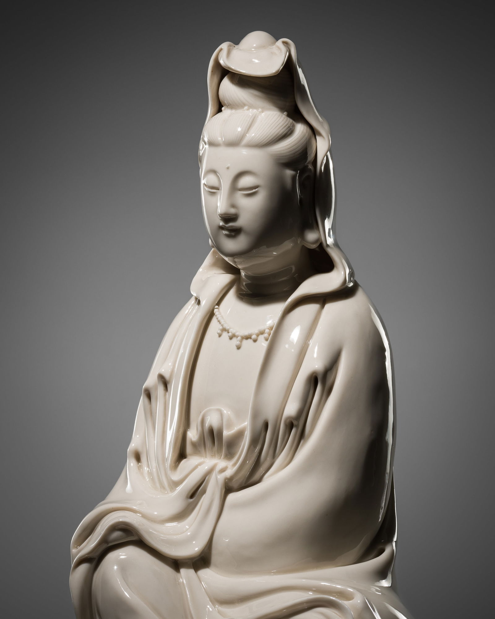 A DEHUA PORCELAIN FIGURE OF GUANYIN, QING DYNASTY (1 of 13)