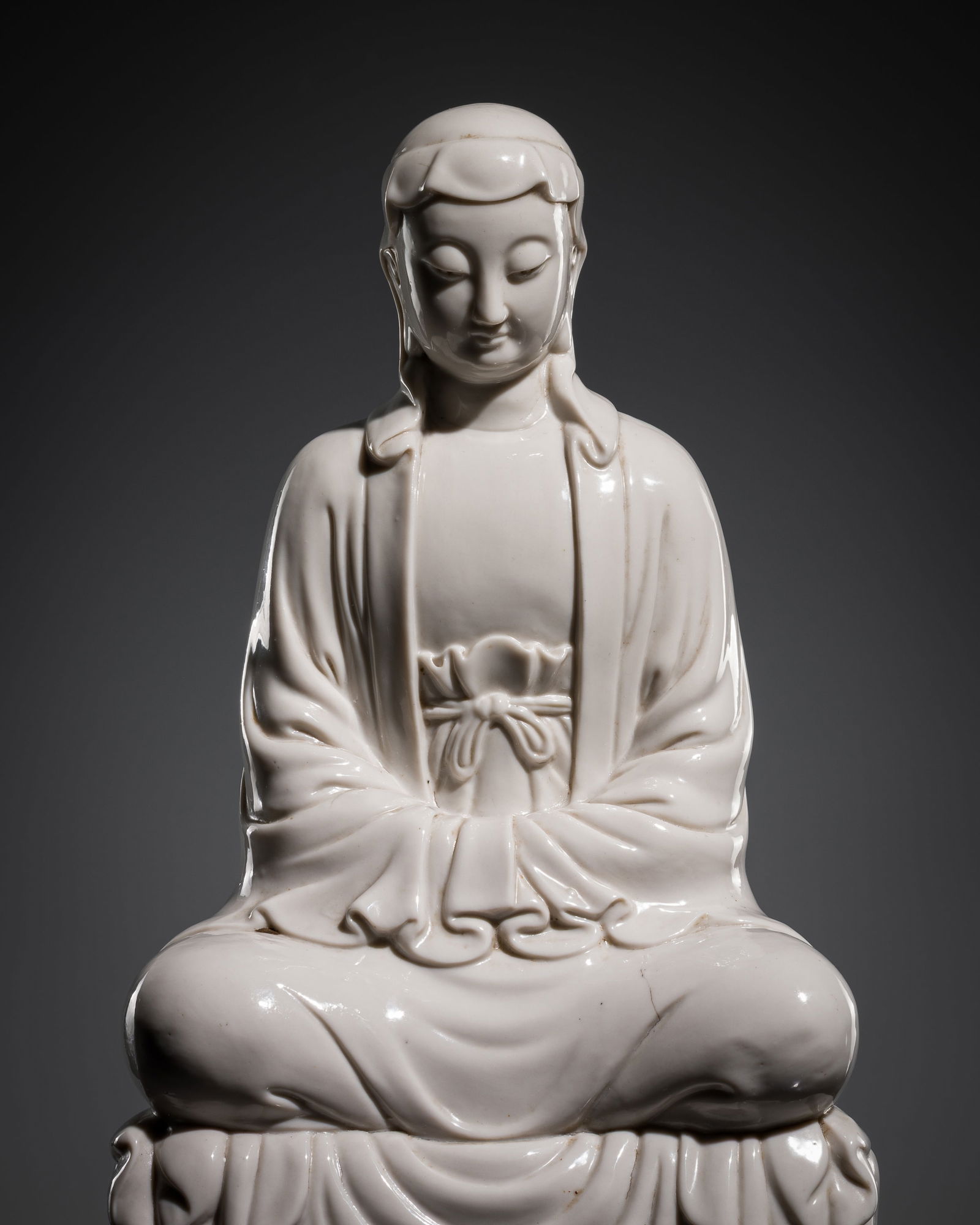 A DEHUA PORCELAIN FIGURE OF GUANYIN, QING DYNASTY (1 of 12)