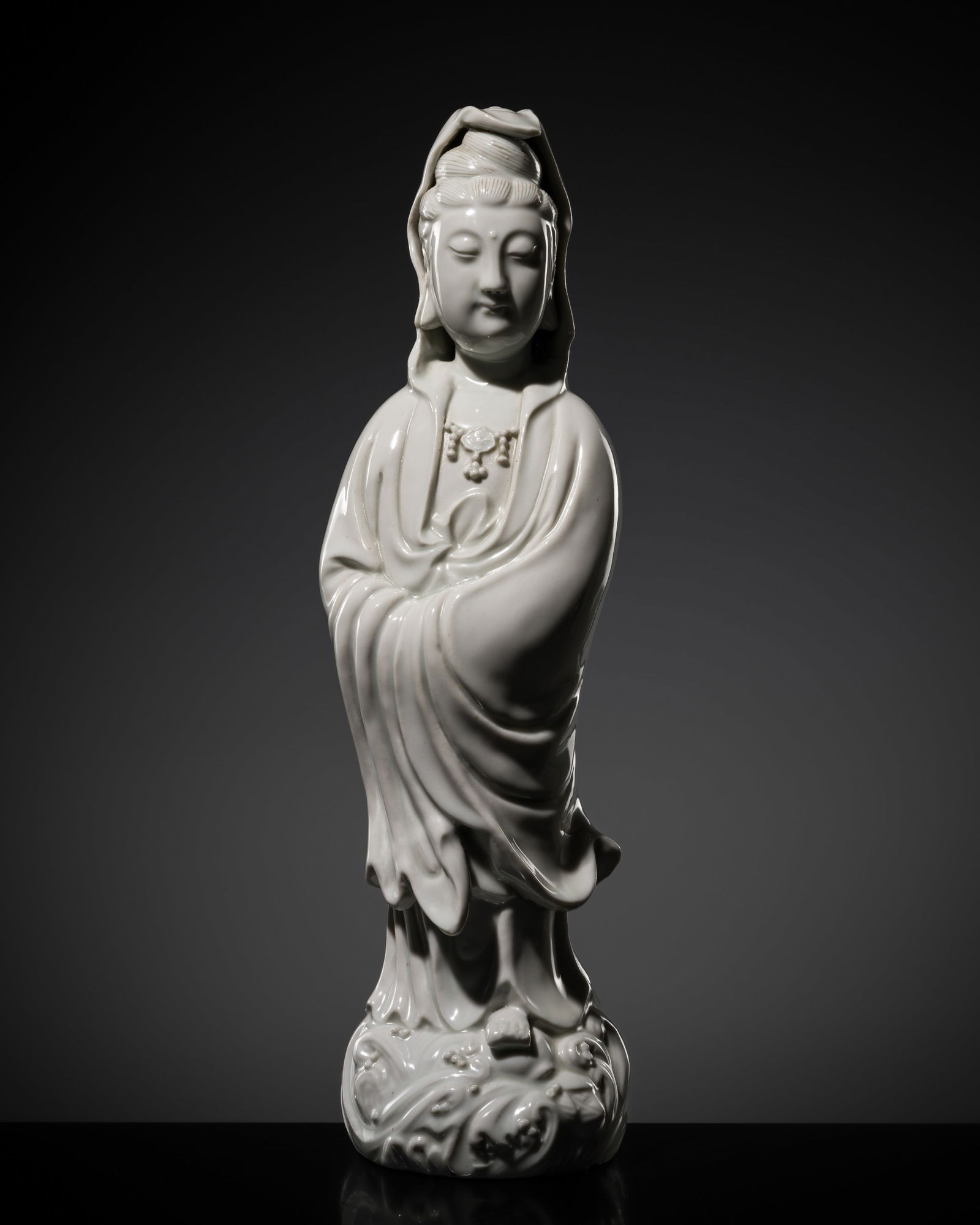 A DEHUA PORCELAIN FIGURE OF STANDING GUANYIN, QING DYNASTY (1 of 12)