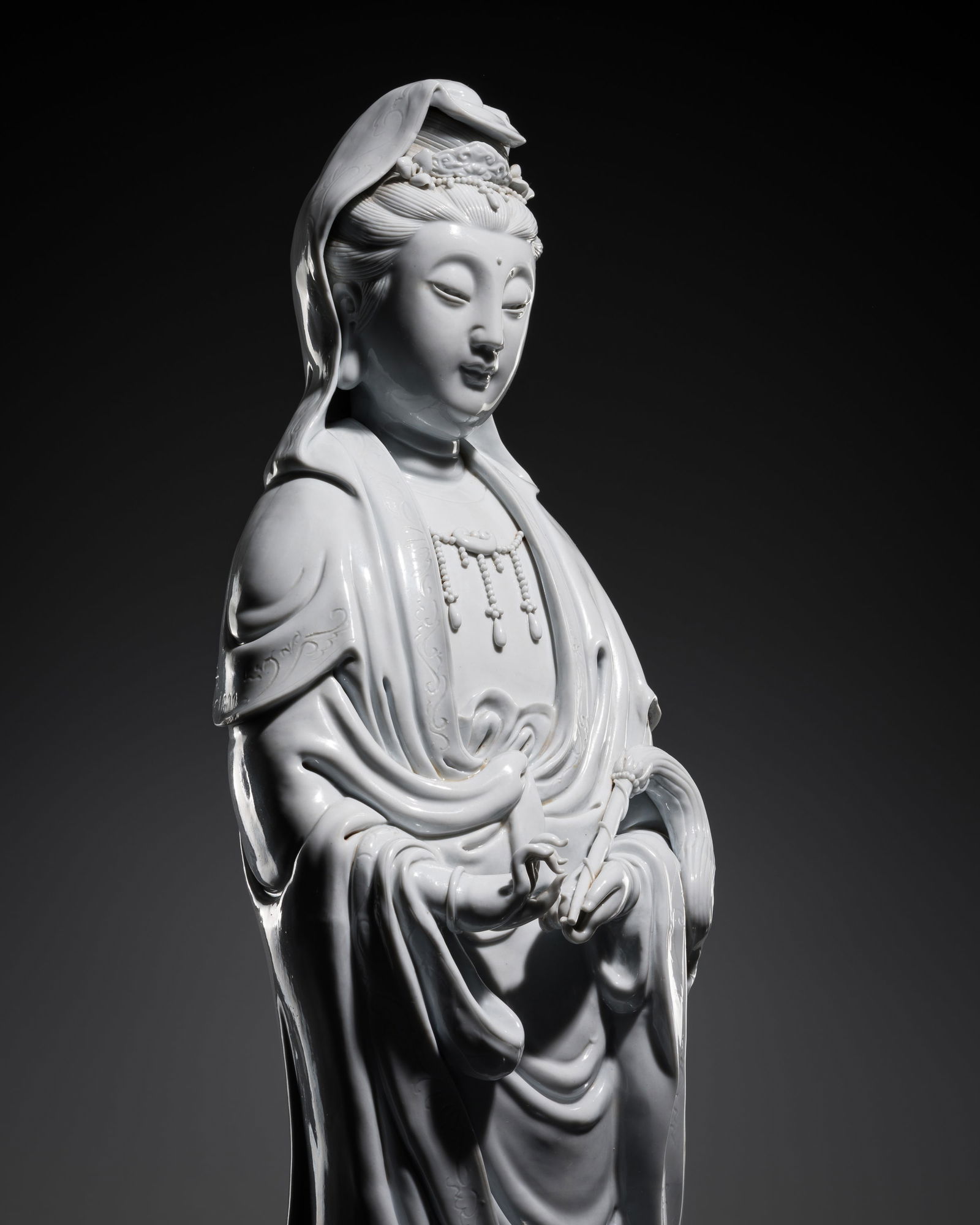 A LARGE DEHUA PORCELAIN FIGURE OF GUANYIN, REPUBLIC PERIOD (1 of 13)