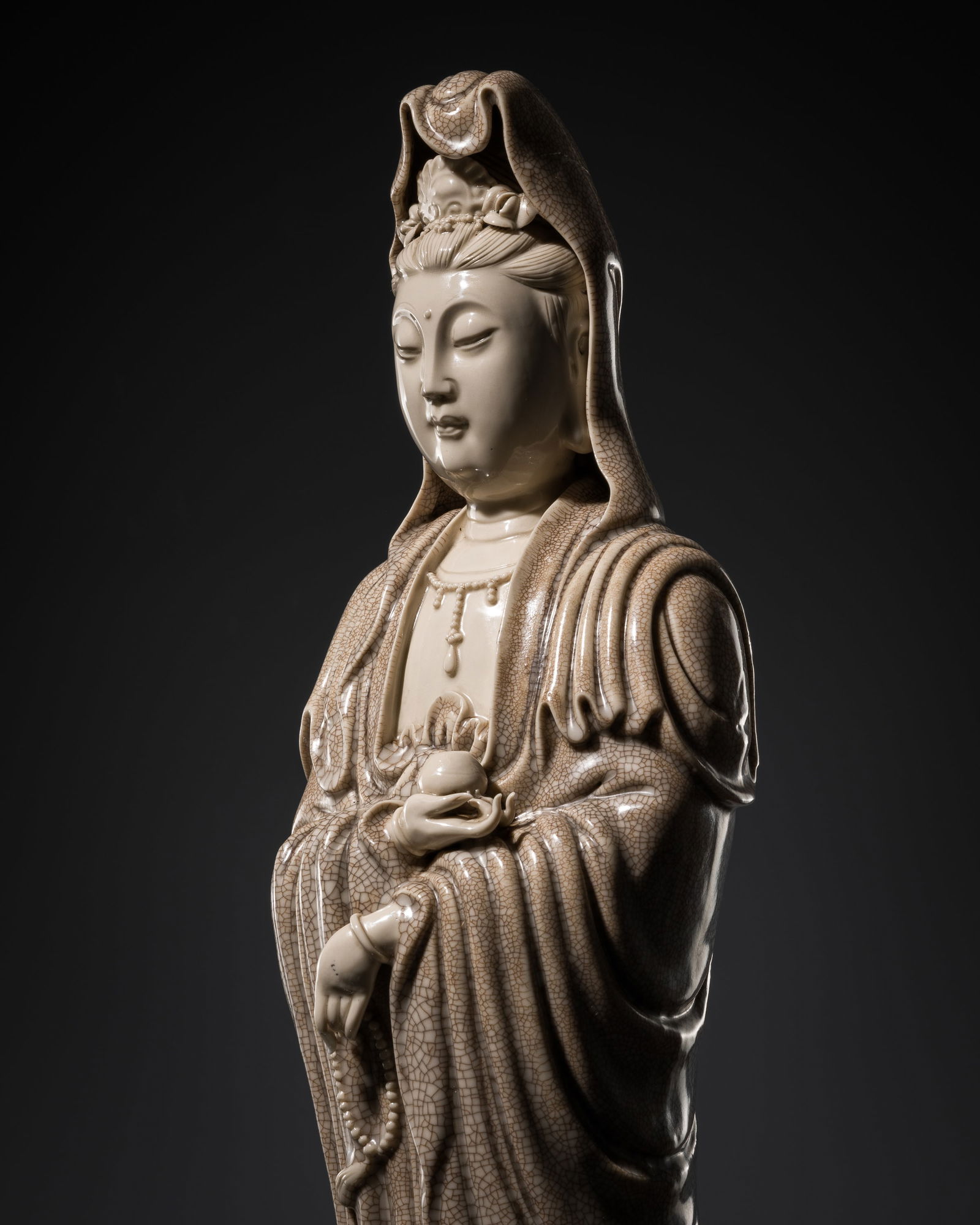A LARGE GE-TYPE GLAZED PORCELAIN FIGURE OF GUANYIN, REPUBLIC PERIOD (1 of 10)