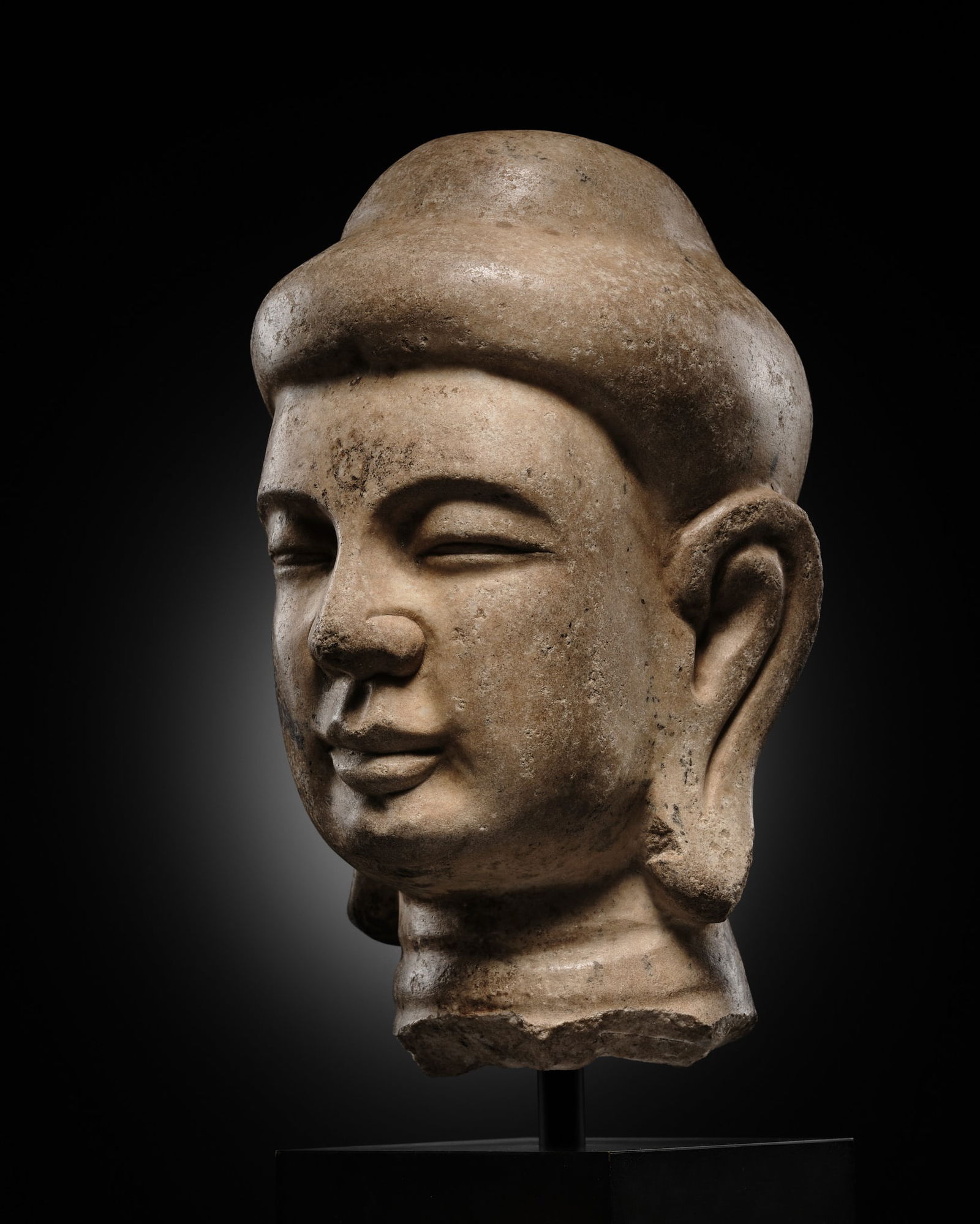 A FINELY CARVED AND POLISHED WHITE MARBLE HEAD OF BUDDHA, NORTHERN WEI DYNASTY (1 of 20)