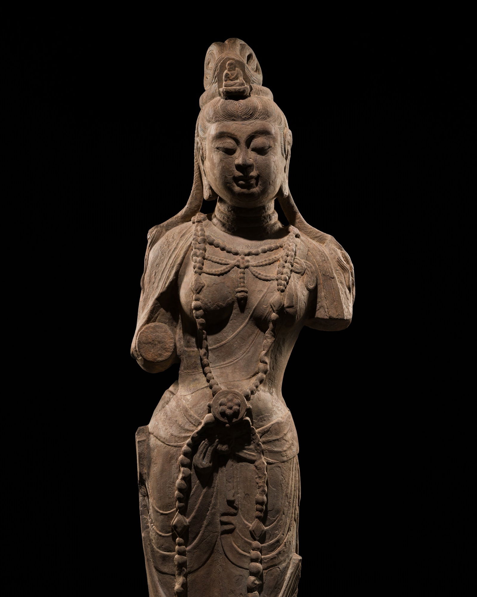 A LARGE AND IMPORTANT ROSE SANDSTONE FIGURE OF GUANYIN, TANG DYNASTY, PROBABLY FROM THE TIANLONGSHAN (1 of 18)