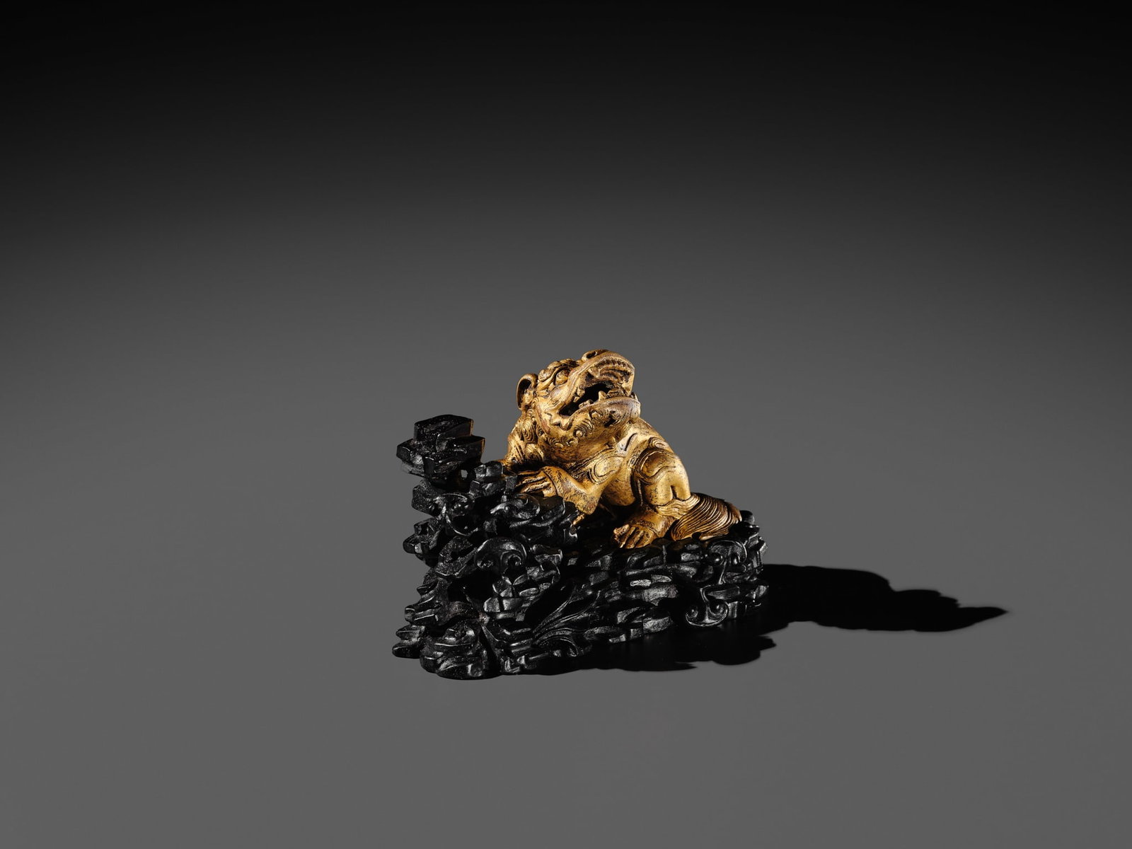 A GILT BRONZE 'LION' WEIGHT WITH A MATCHING ZITAN BASE, CHINA, 16TH-17TH CENTURY - 13