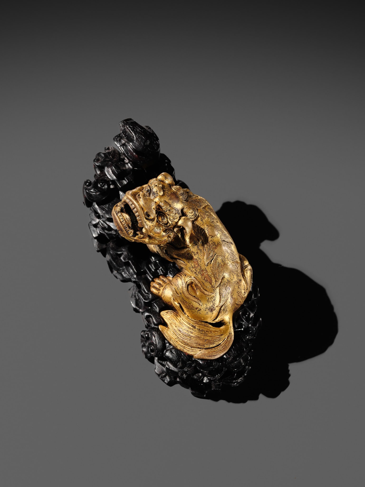 A GILT BRONZE 'LION' WEIGHT WITH A MATCHING ZITAN BASE, CHINA, 16TH-17TH CENTURY - 2