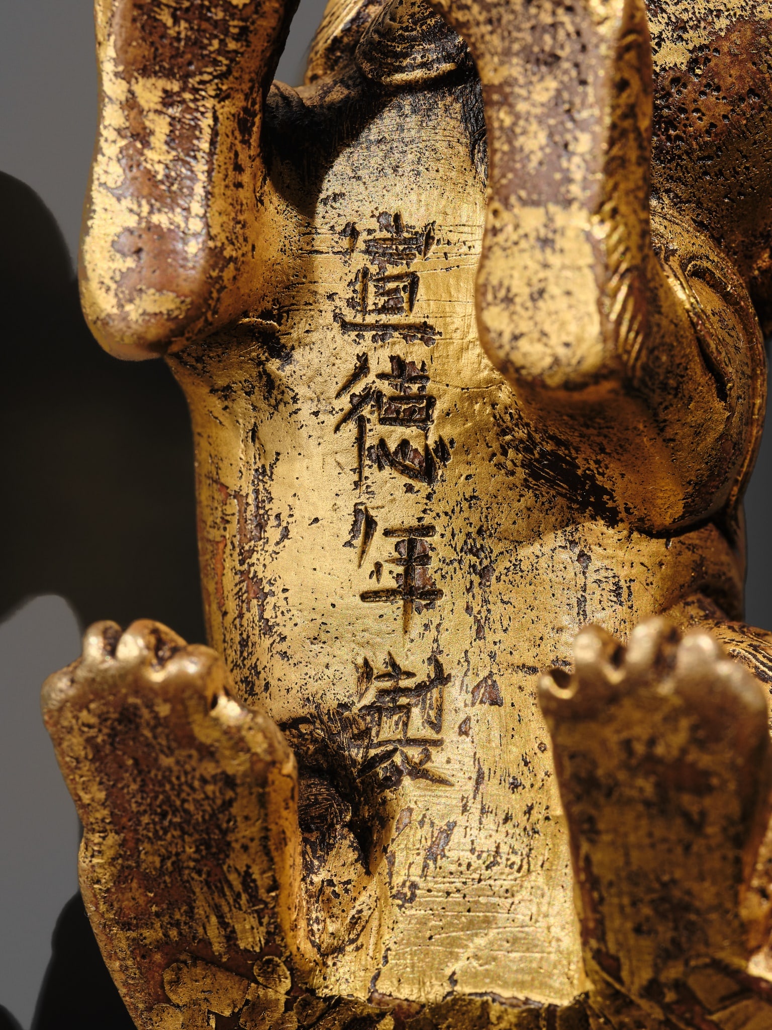 A GILT BRONZE 'LION' WEIGHT WITH A MATCHING ZITAN BASE, CHINA, 16TH-17TH CENTURY - 3