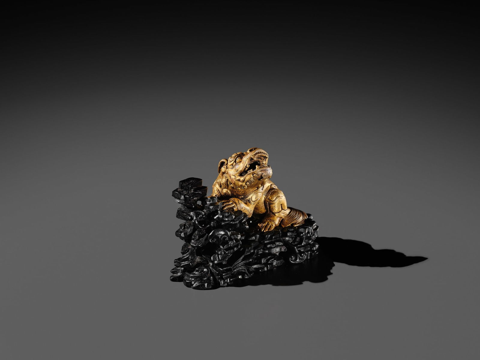 A GILT BRONZE 'LION' WEIGHT WITH A MATCHING ZITAN BASE, CHINA, 16TH-17TH CENTURY - 6