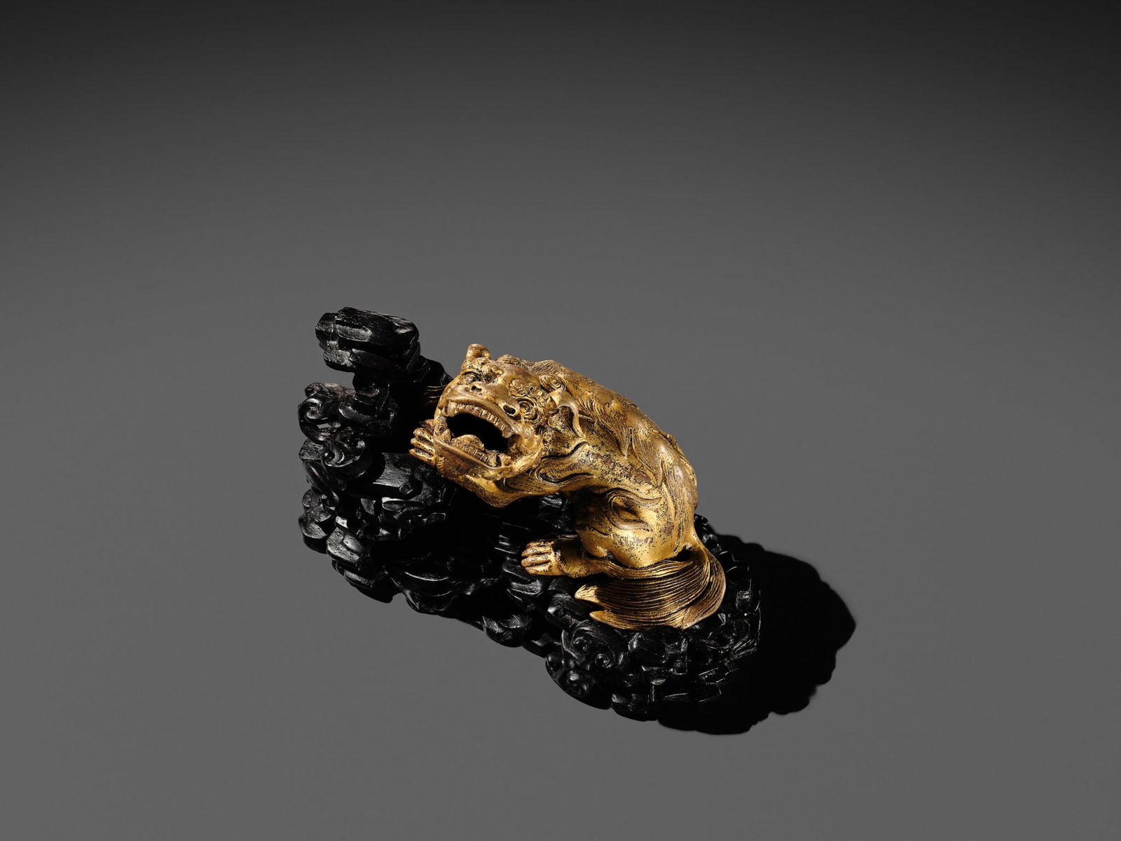 A GILT BRONZE 'LION' WEIGHT WITH A MATCHING ZITAN BASE, CHINA, 16TH-17TH CENTURY - 7