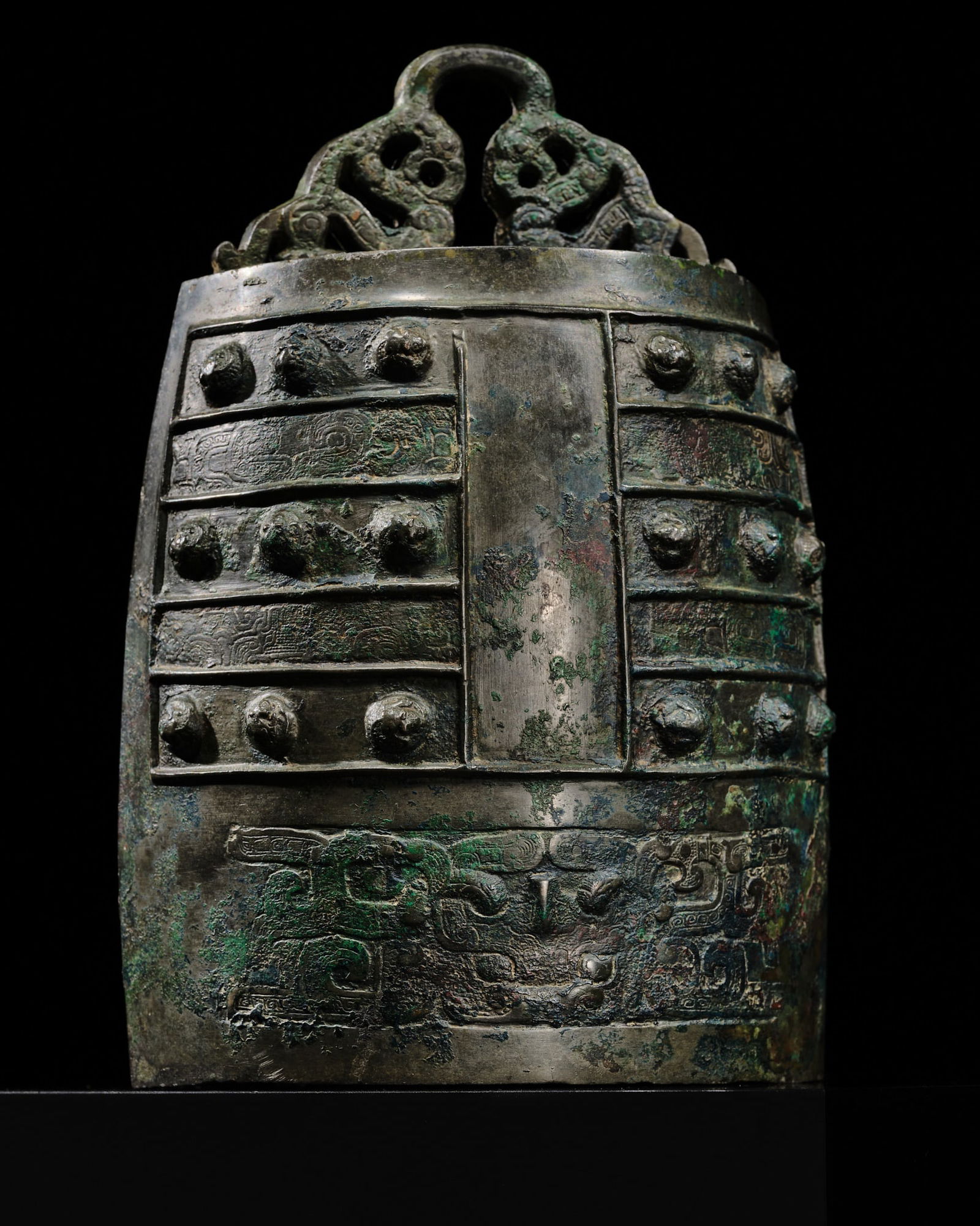 A RARE ARCHAIC BRONZE BELL, BO ZHONG, EASTERN ZHOU DYNASTY, SPRING AND AUTUMN PERIOD: A RARE ARCHAIC BRONZE BELL, BO ZHONG, EASTERN ZHOU DYNASTY, SPRING AND AUTUMN PERIOD Published:1. Rose Kerr et al., Chinese Antiquities from the Wou Kiuan Collection, Hong Kong, 2011, pl. 27.2. Chri