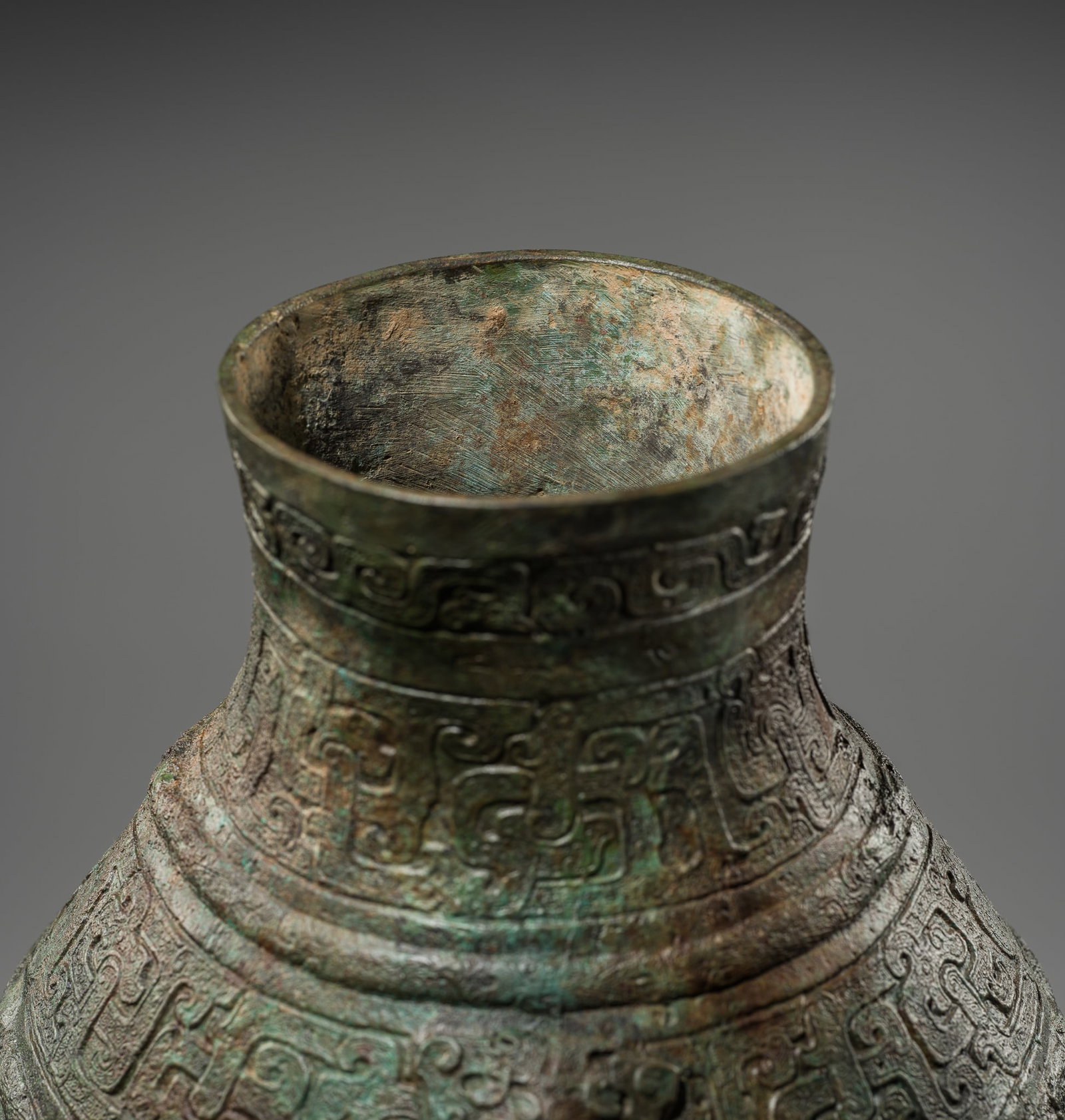 A RARE BRONZE RITUAL WINE VESSEL AND COVER, HU, WARRING STATES PERIOD, WITH TWO INSCRIPTIONS - 15