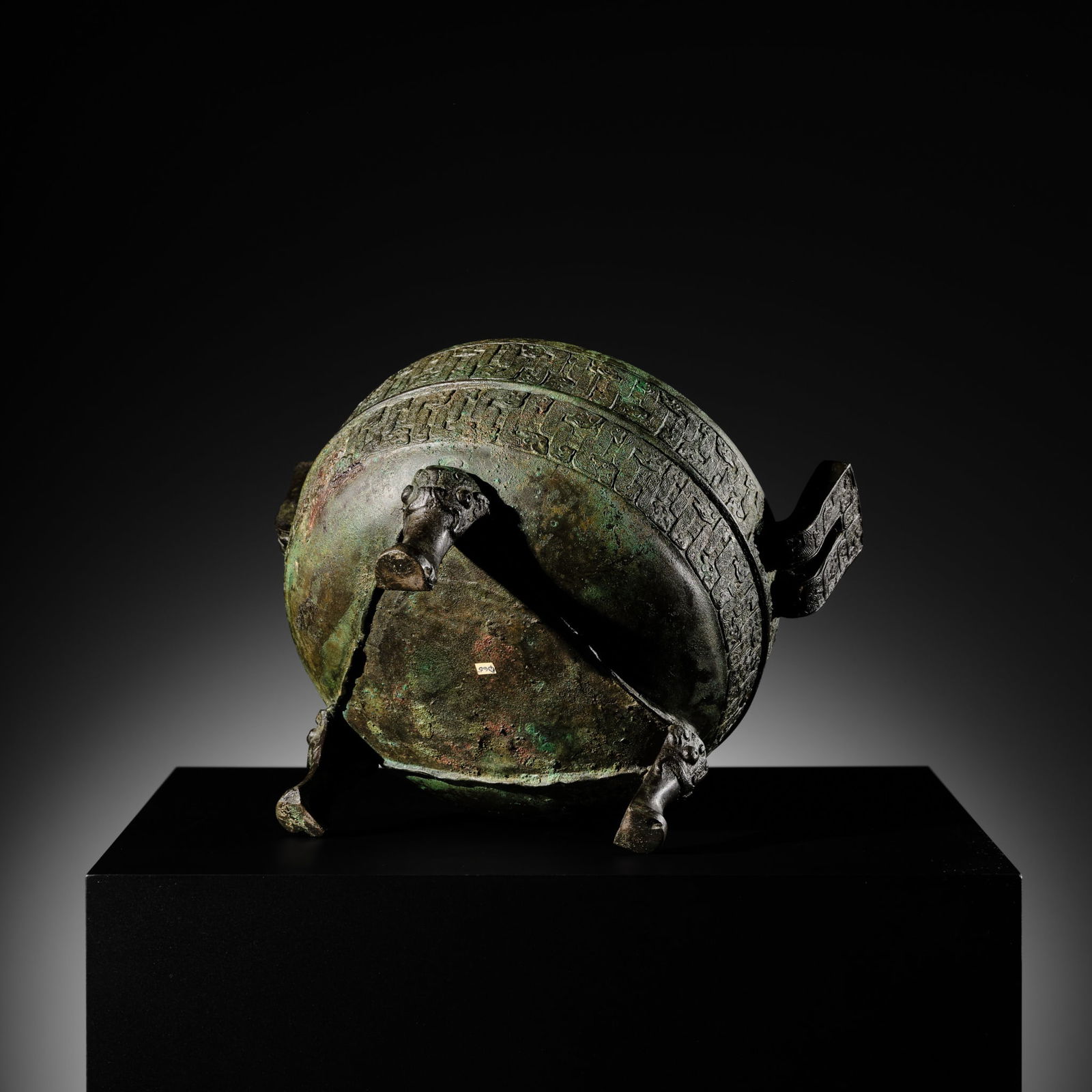 A BRONZE RITUAL FOOD VESSEL AND COVER, DING, LATE SPRING AND AUTUMN TO EARLY WARRING STATES PERIOD - 20