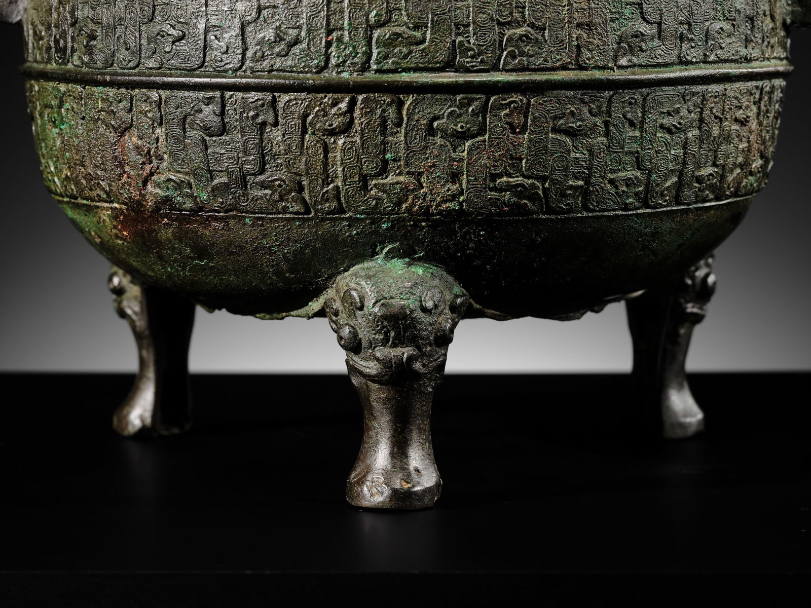 A BRONZE RITUAL FOOD VESSEL AND COVER, DING, LATE SPRING AND AUTUMN TO EARLY WARRING STATES PERIOD - 3