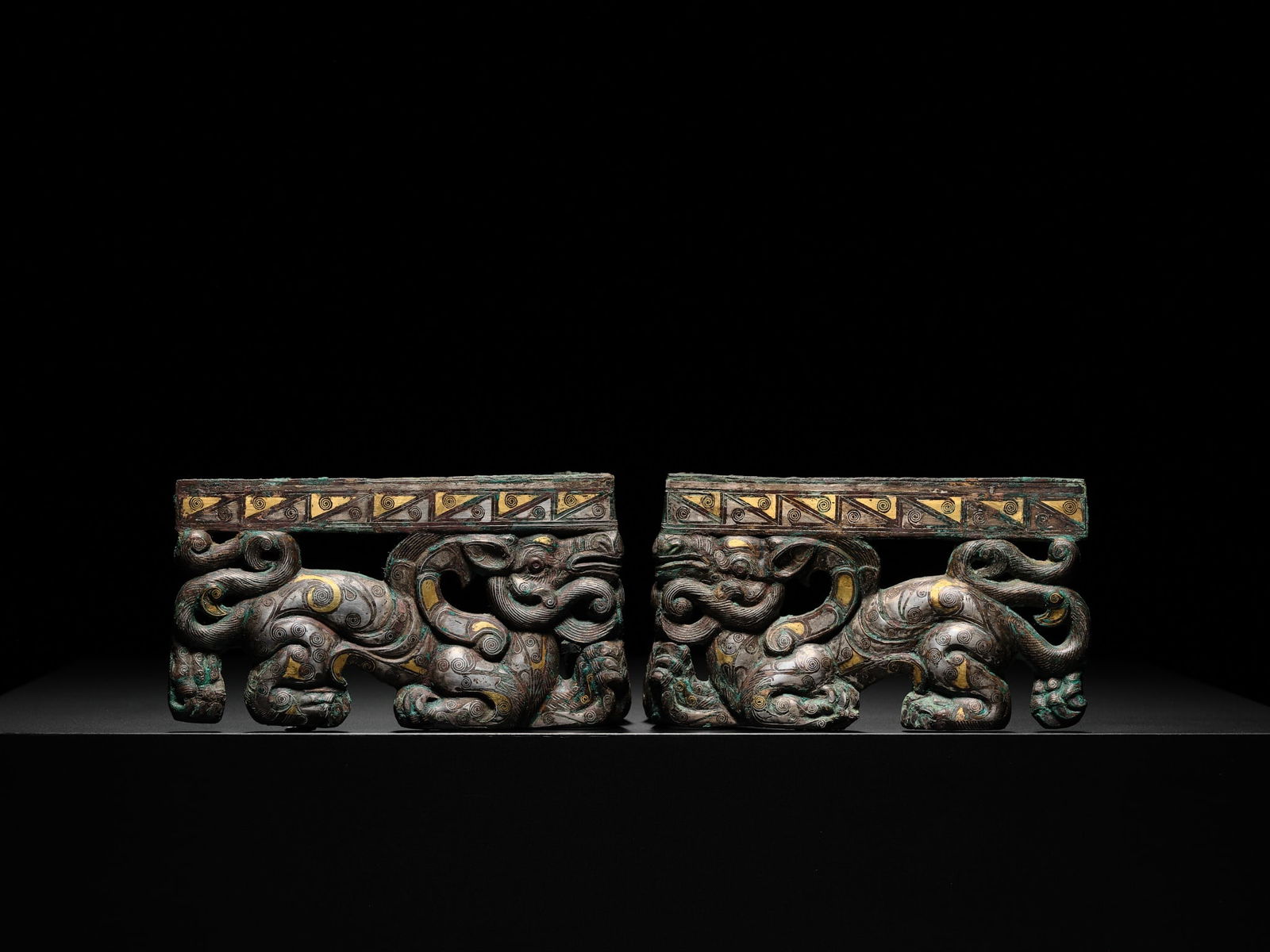 A PAIR OF RARE GOLD AND SILVER-INLAID BRONZE CORNER FITTINGS, EASTERN ZHOU DYNASTY, WARRING STATES - 2