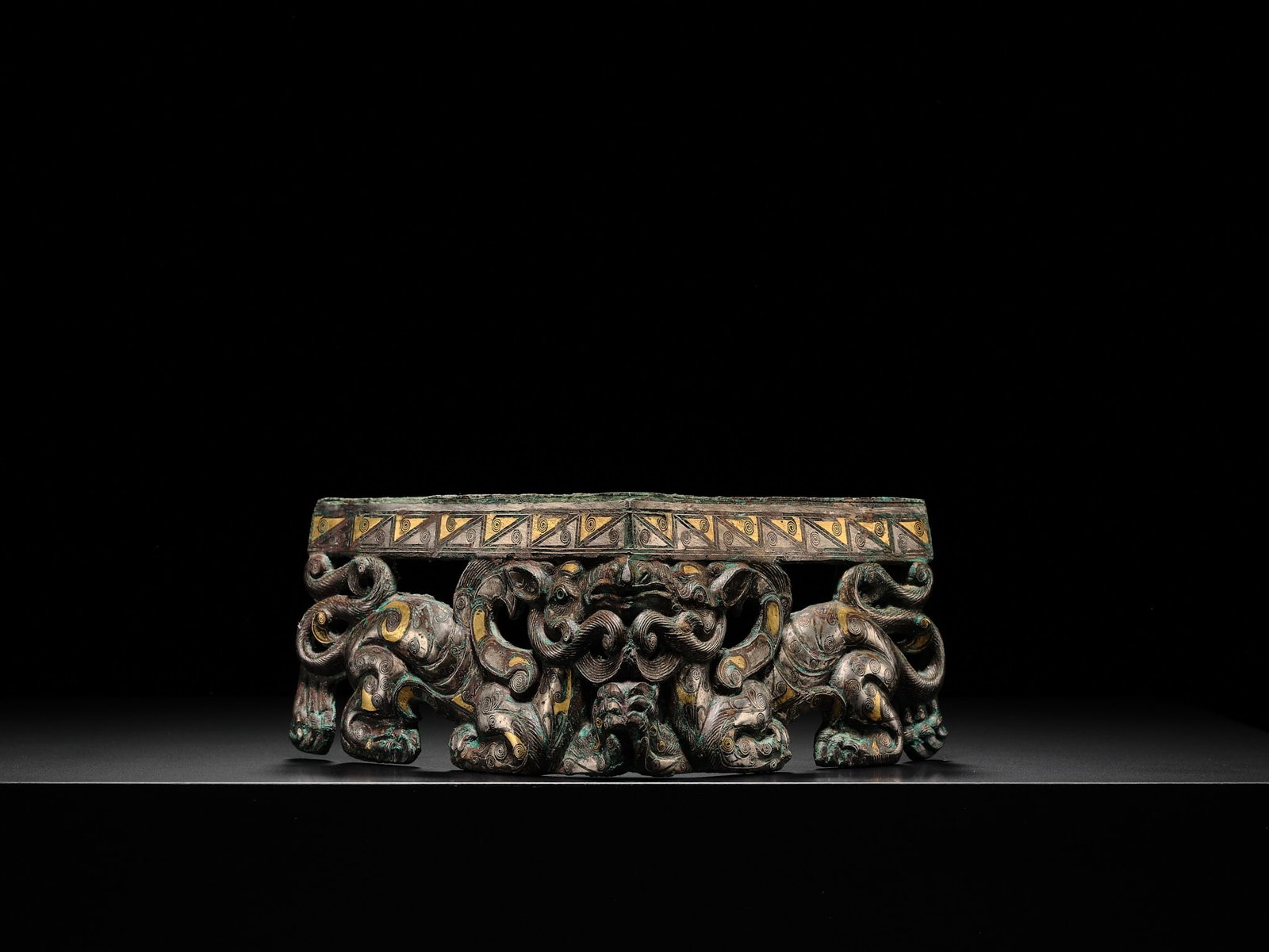 A PAIR OF RARE GOLD AND SILVER-INLAID BRONZE CORNER FITTINGS, EASTERN ZHOU DYNASTY, WARRING STATES - 3