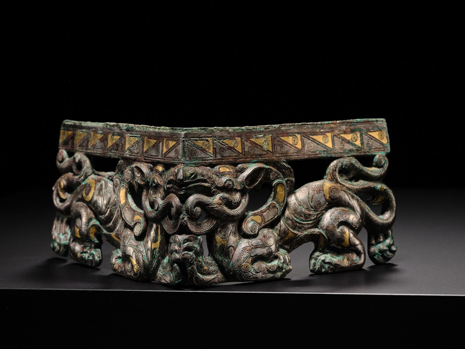 A PAIR OF RARE GOLD AND SILVER-INLAID BRONZE CORNER FITTINGS, EASTERN ZHOU DYNASTY, WARRING STATES - 7